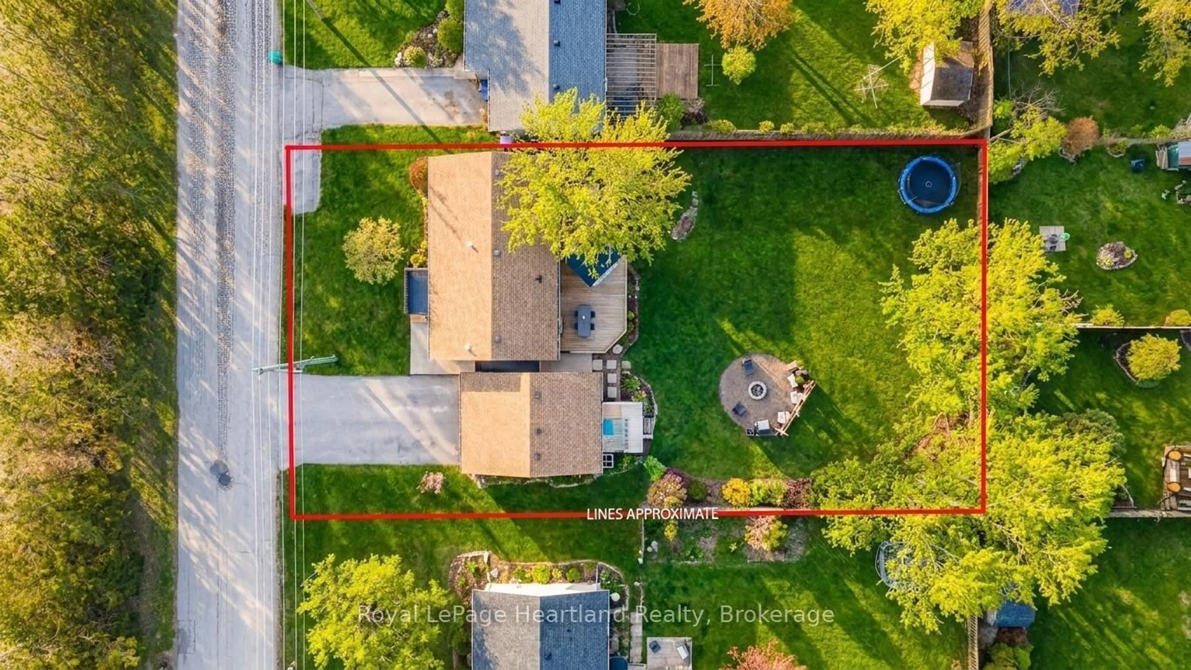 A pic from outside/outdoor area/front of a property/back of a property/a pic from drone, street for 304 Regent St, Goderich Ontario N7A 2X8