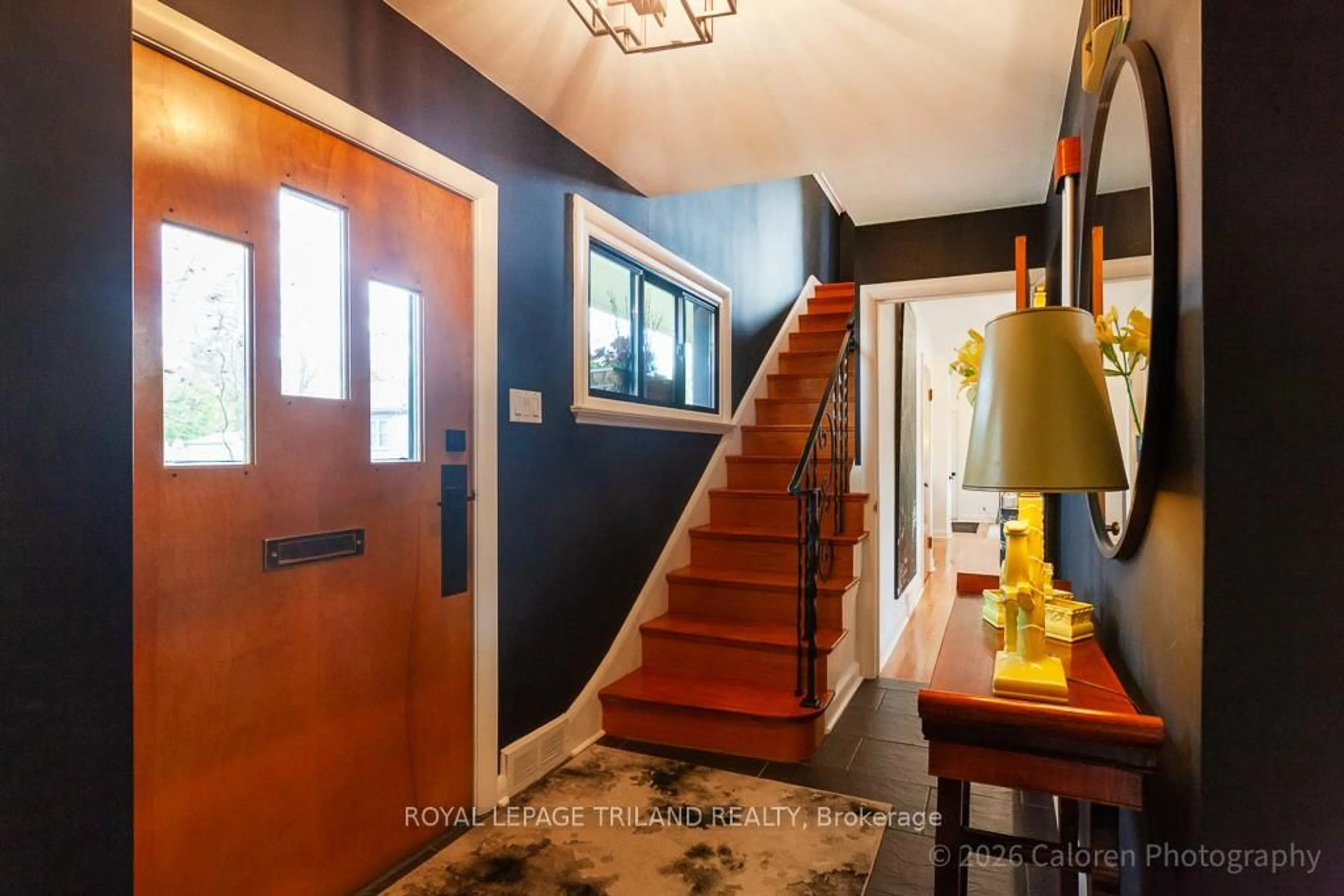 Indoor entryway for 423 MOORE St, London South Ontario N6C 2C1