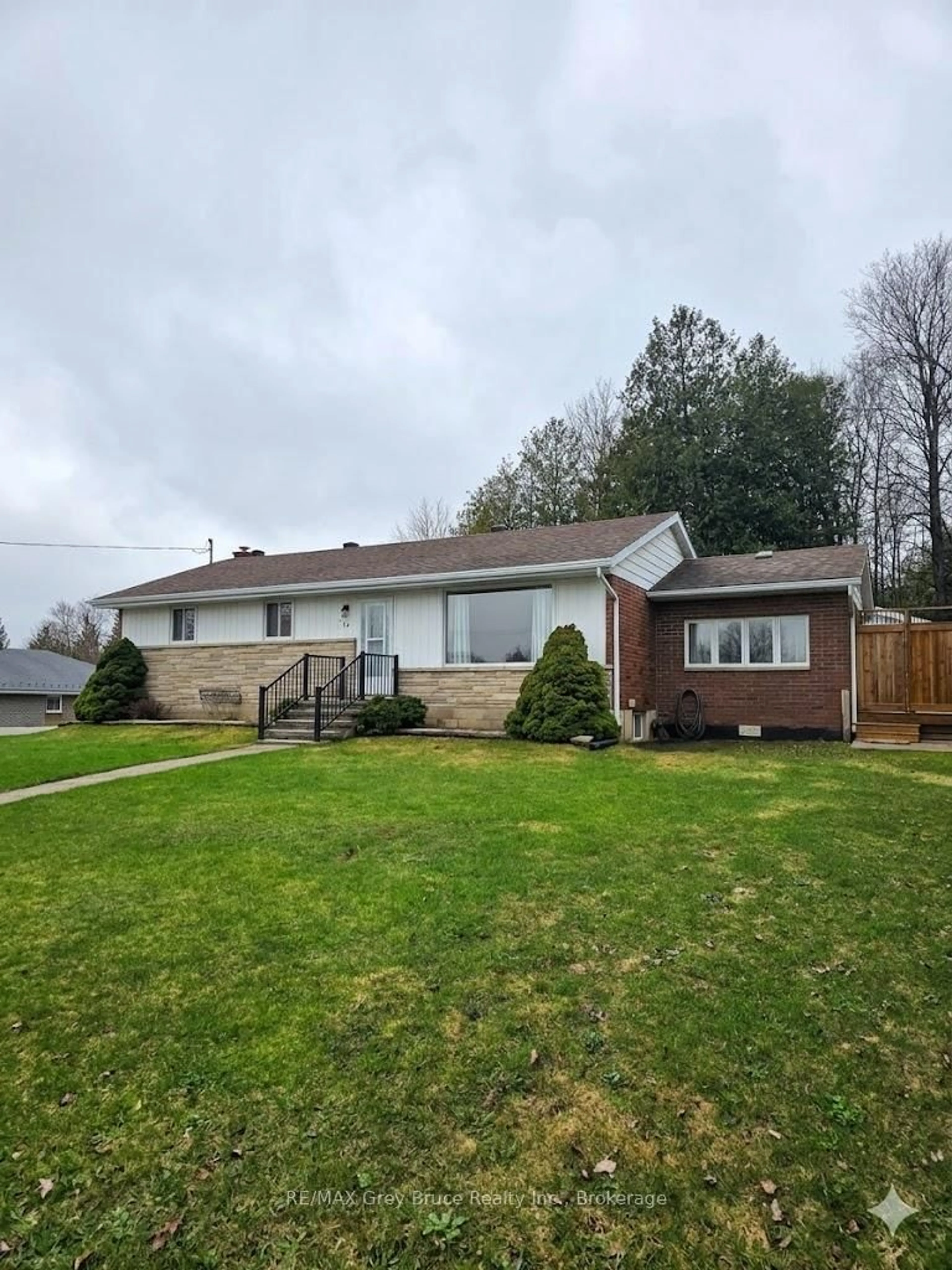 Home with vinyl exterior material, street for 32 Garafraxa St, Chatsworth Ontario N0H 1G0