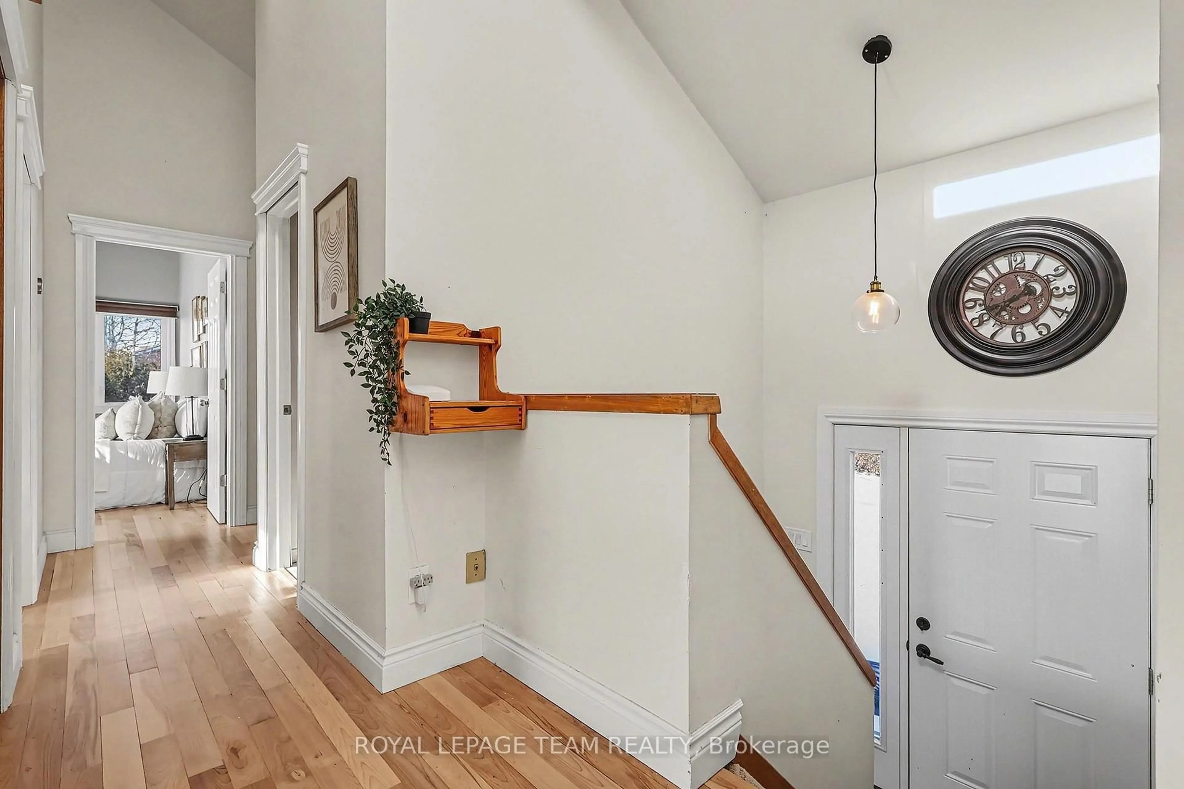 Indoor entryway for 237 Queen West St, North Dundas Ontario K0C 1H0