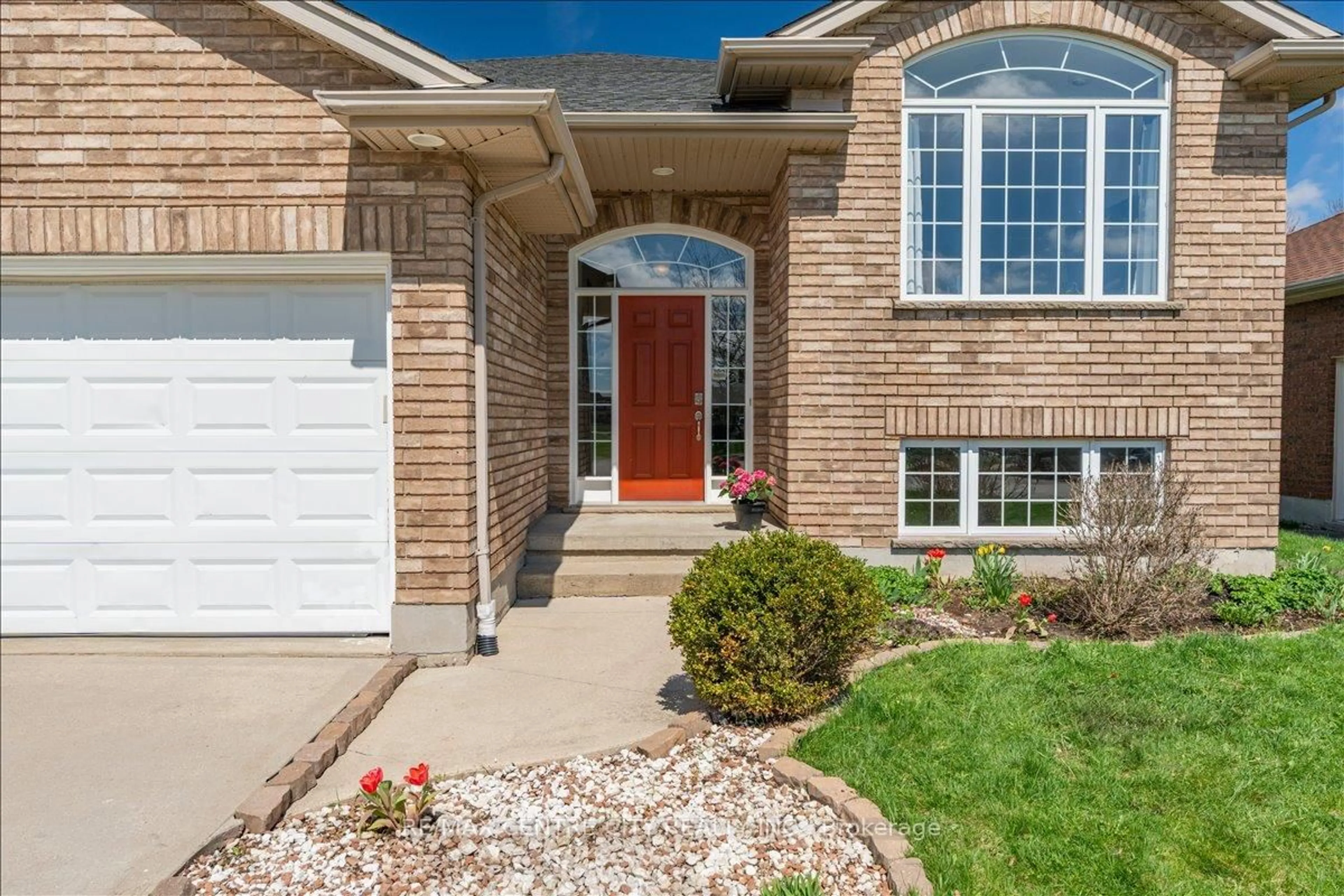 Home with brick exterior material, street for 71 Middlesex Dr, Strathroy-Caradoc Ontario N7G 4G5