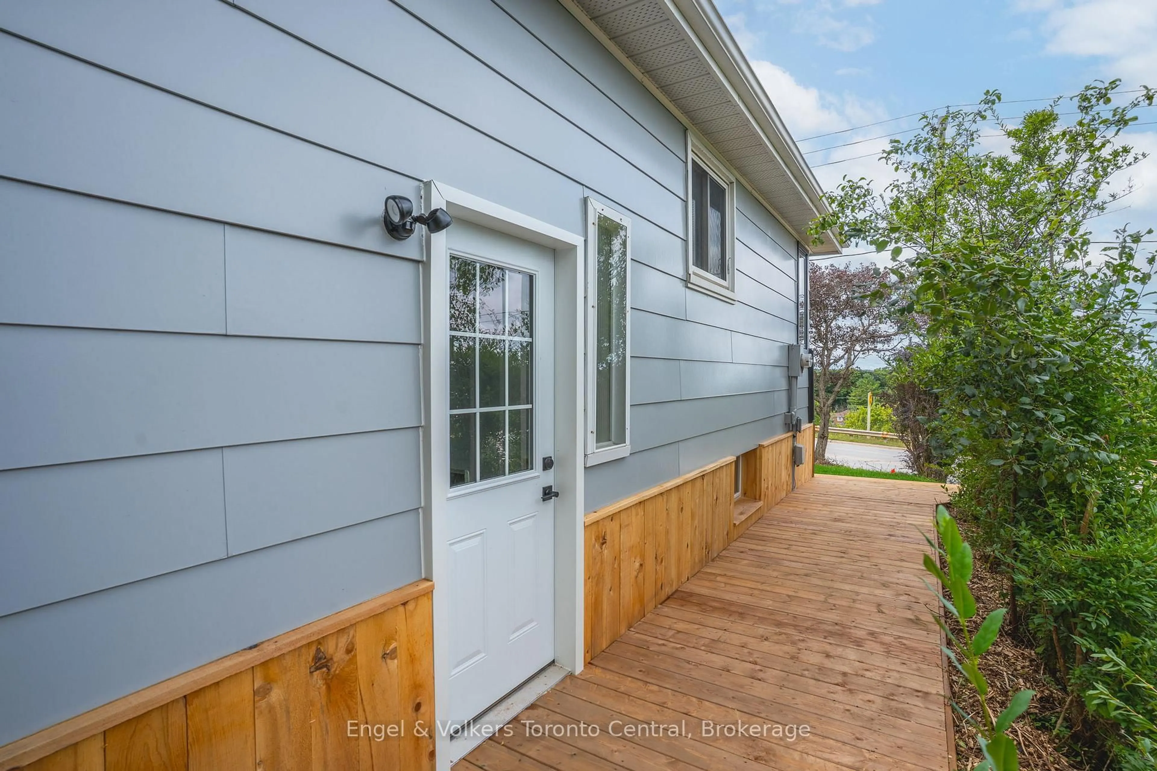 Home with vinyl exterior material, street for 873 9th Ave, Owen Sound Ontario N4K 3E8