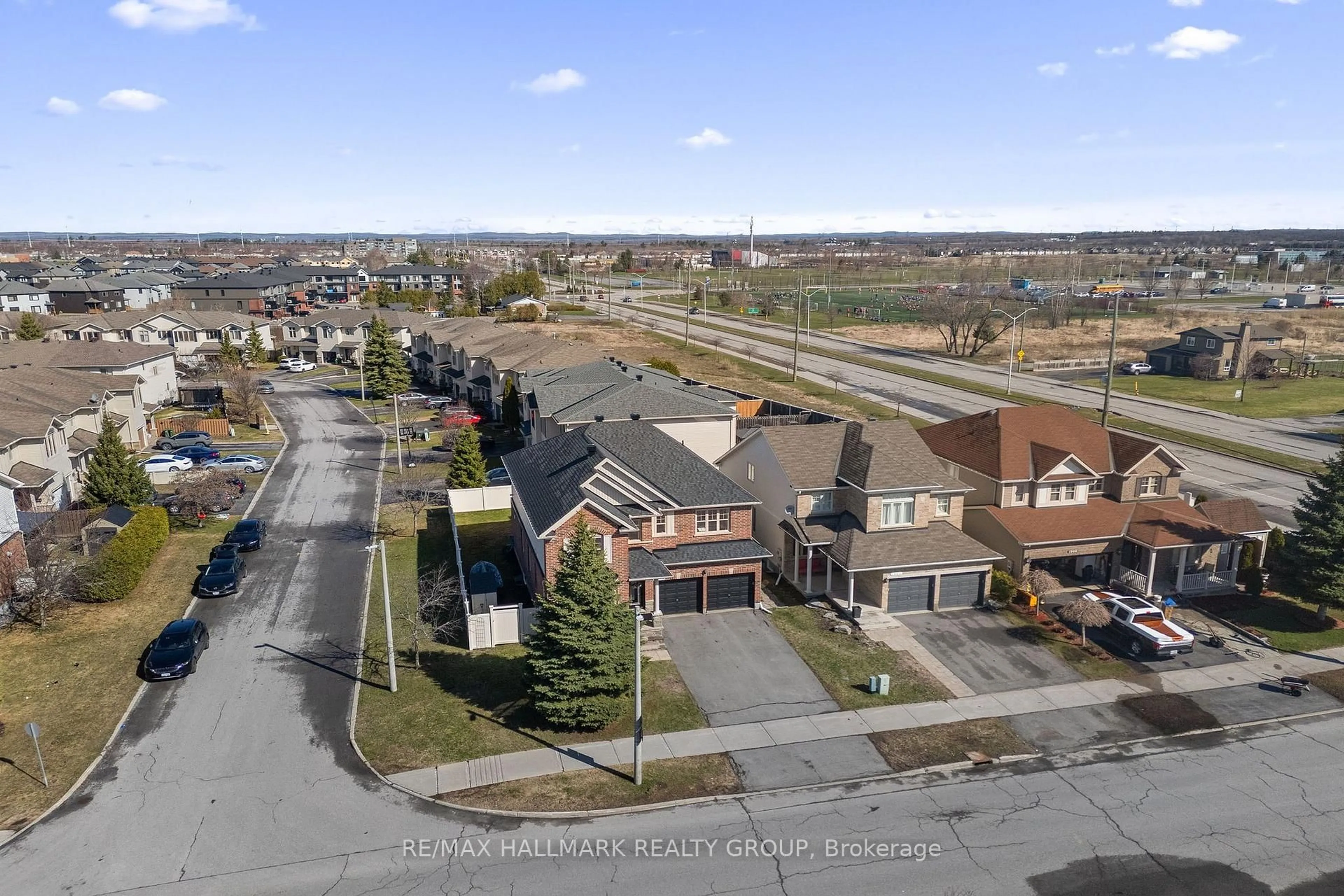 A pic from outside/outdoor area/front of a property/back of a property/a pic from drone, street for 1965 Montmere Ave, Orleans Ontario K4A 0E3