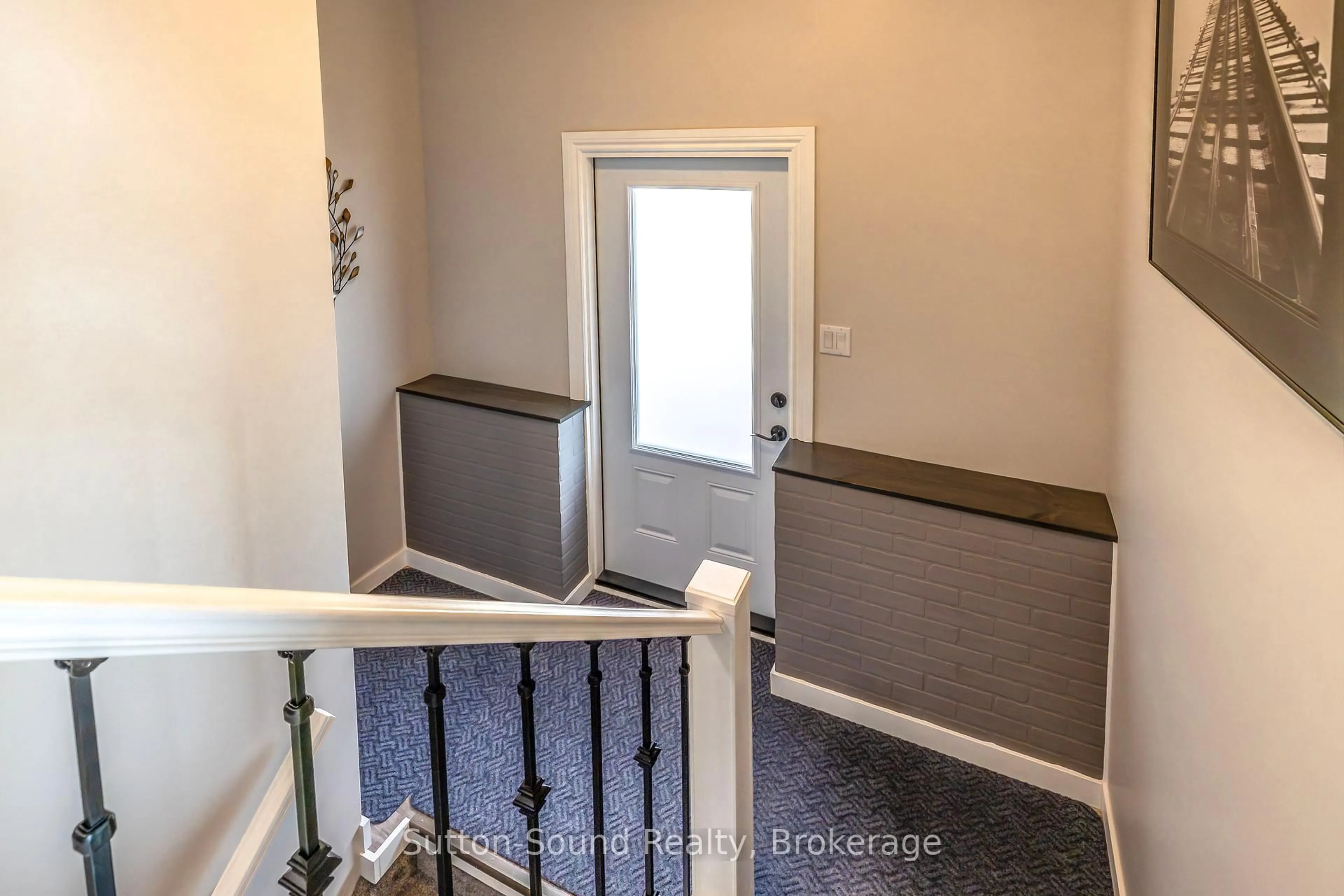 Indoor entryway for 138 Macintosh Dr, Georgian Bluffs Ontario N0H 1S0