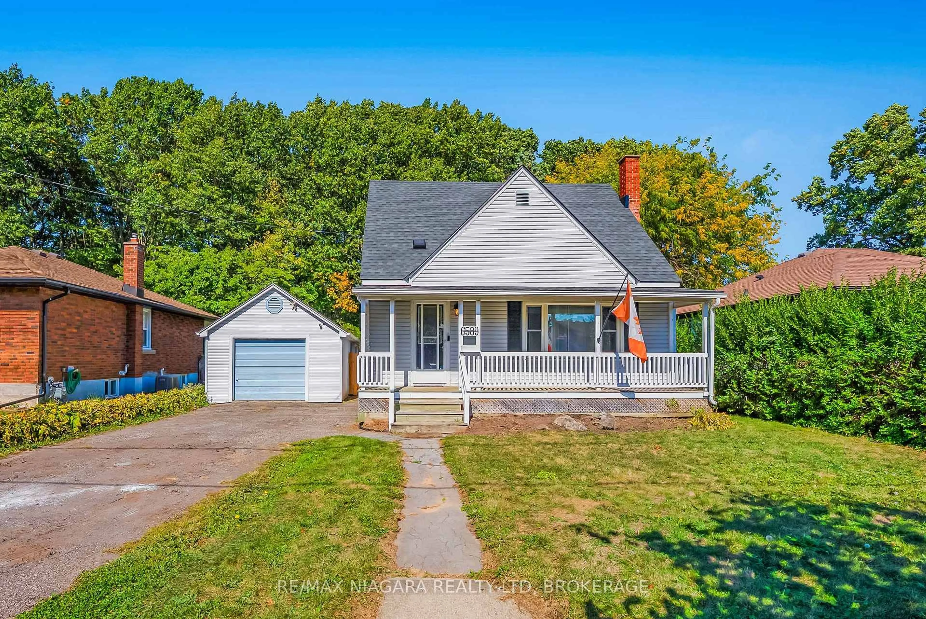 Home with vinyl exterior material, street for 6589 DUNN St, Niagara Falls Ontario L2G 2P9