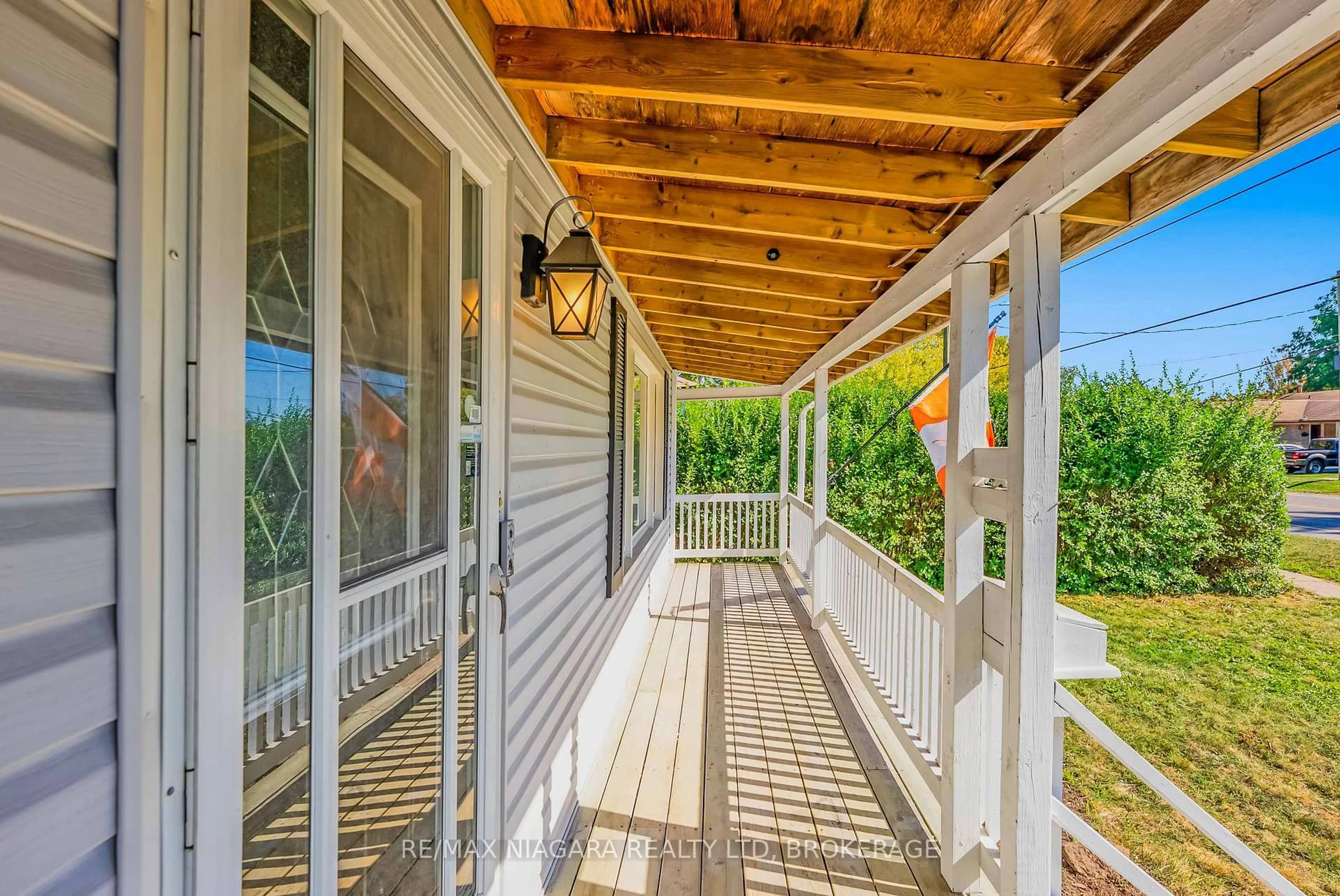 Patio, water/lake/river/ocean view for 6589 DUNN St, Niagara Falls Ontario L2G 2P9