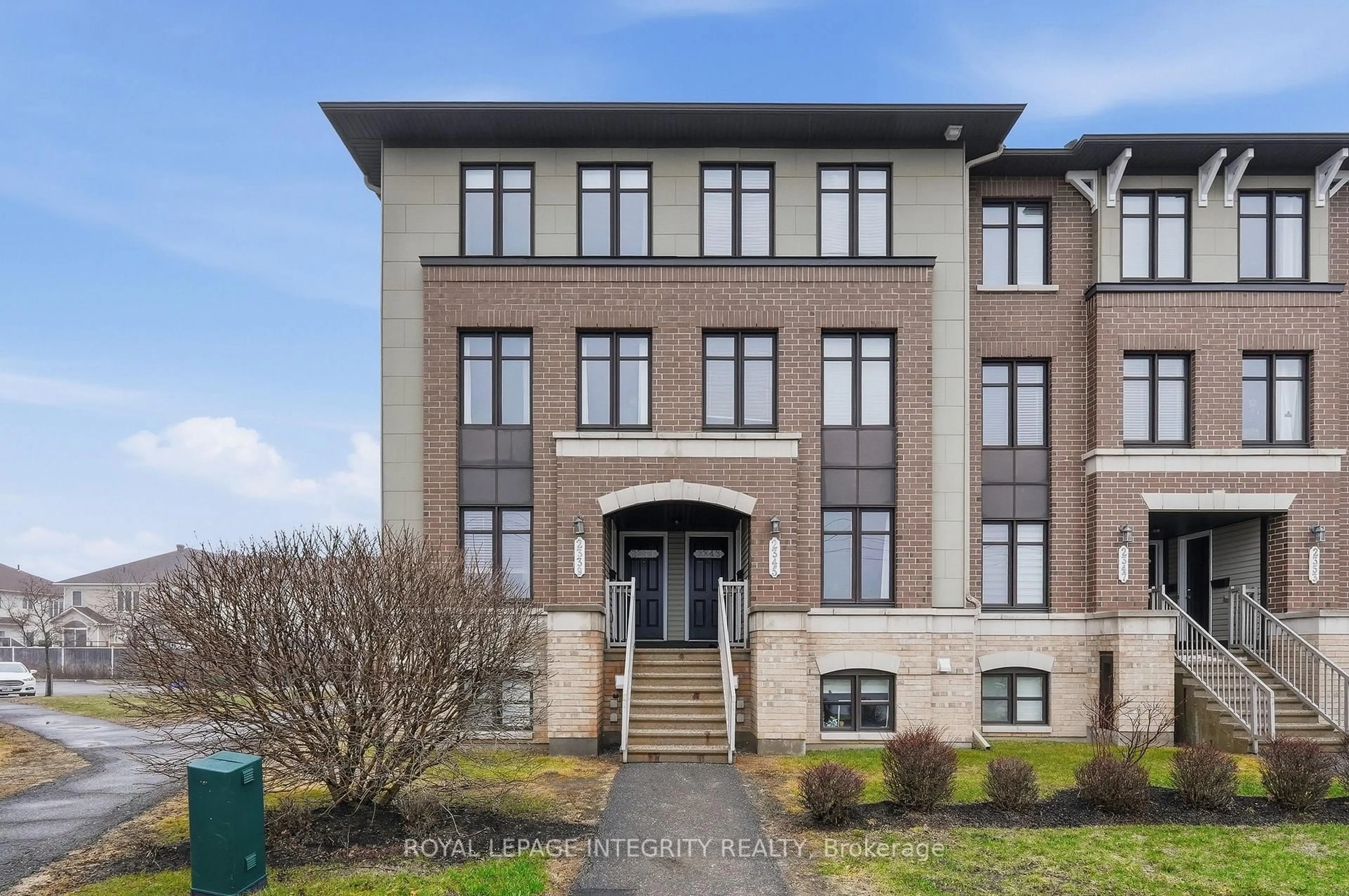 Home with brick exterior material, building for 2341 Esprit Dr, Ottawa Ontario K4A 0T4