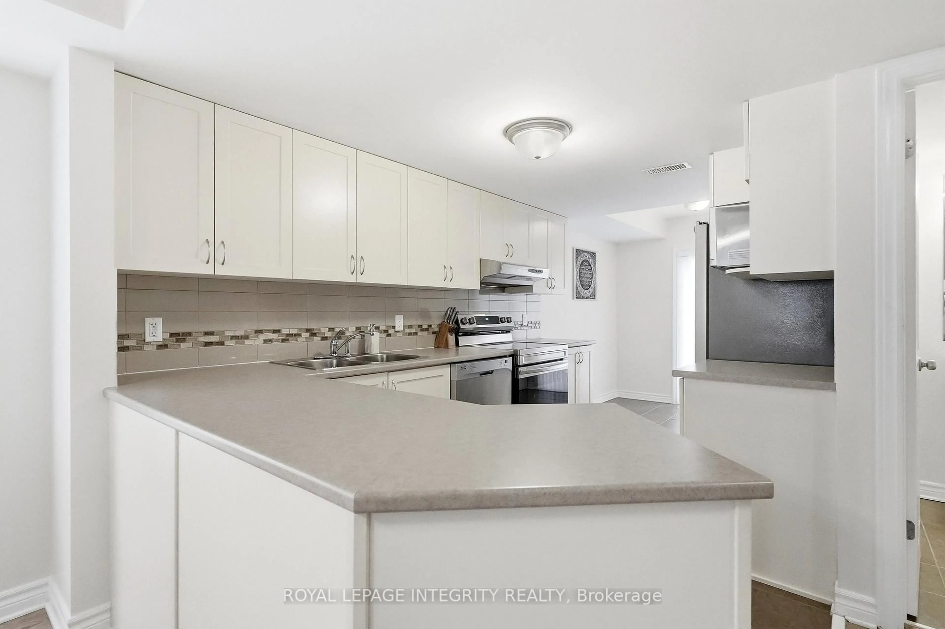 Standard kitchen, ceramic/tile floor for 2341 Esprit Dr, Ottawa Ontario K4A 0T4