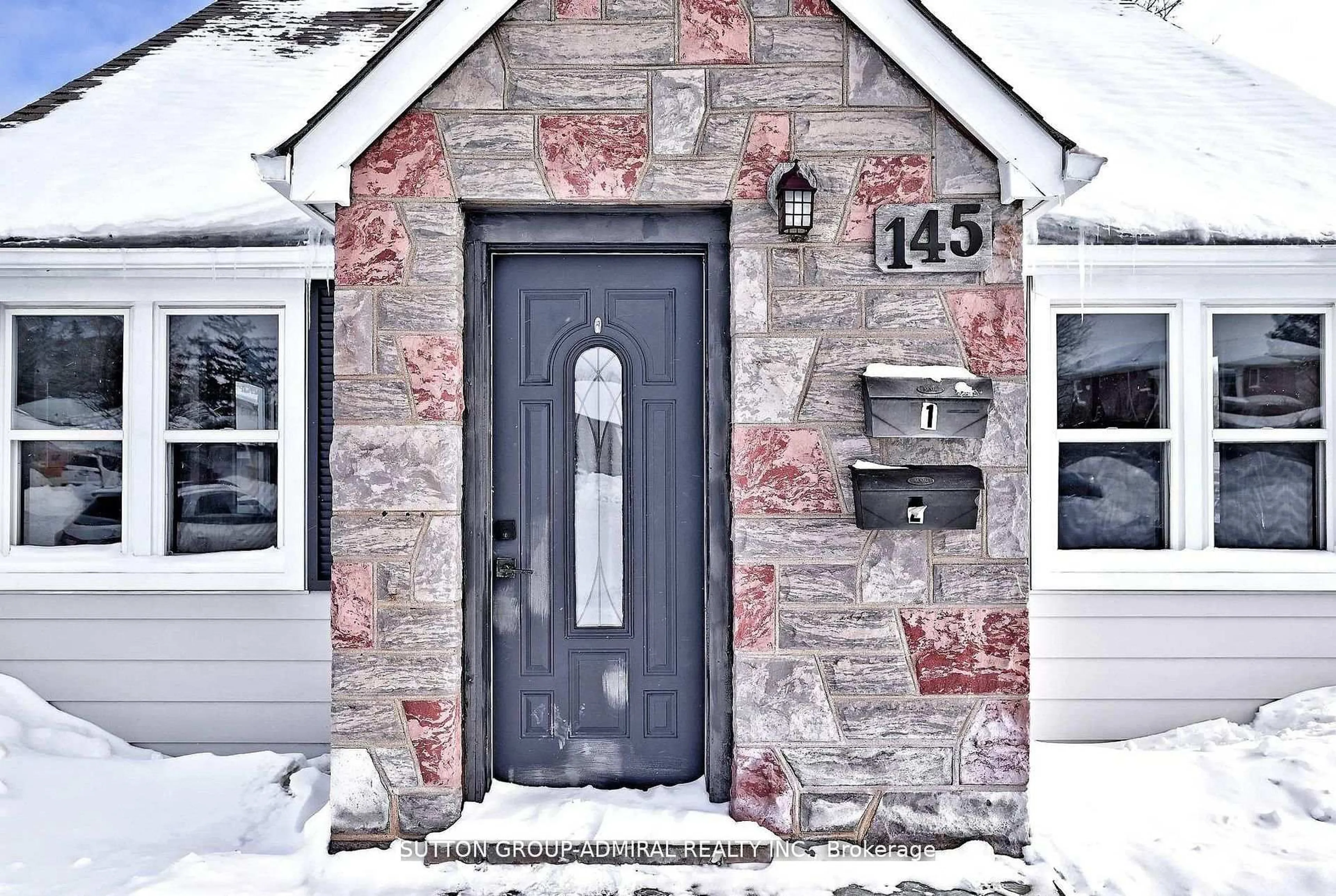 Indoor entryway for 145 Ninth Ave, Kitchener Ontario N2C 1T1