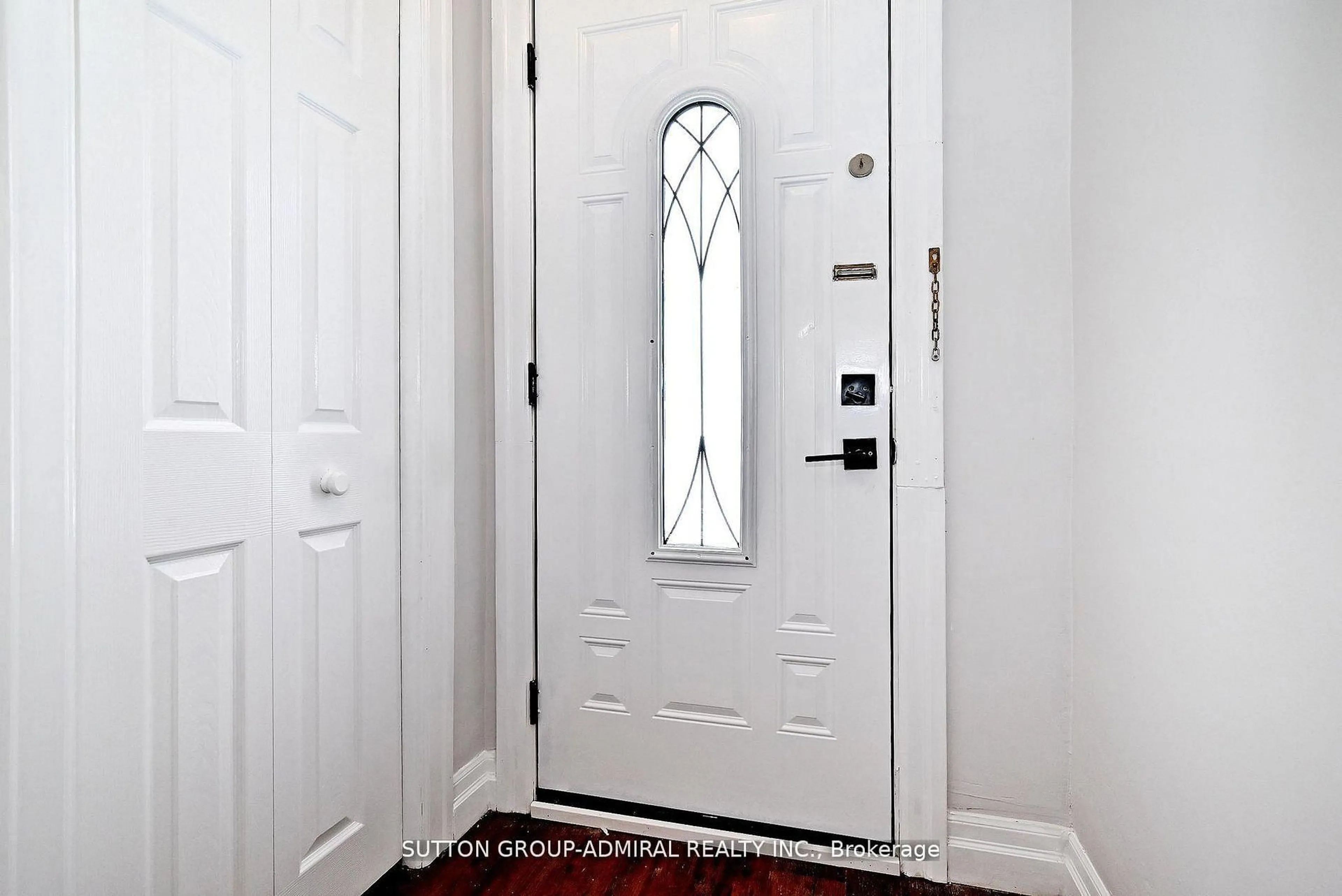 Indoor entryway for 145 Ninth Ave, Kitchener Ontario N2C 1T1