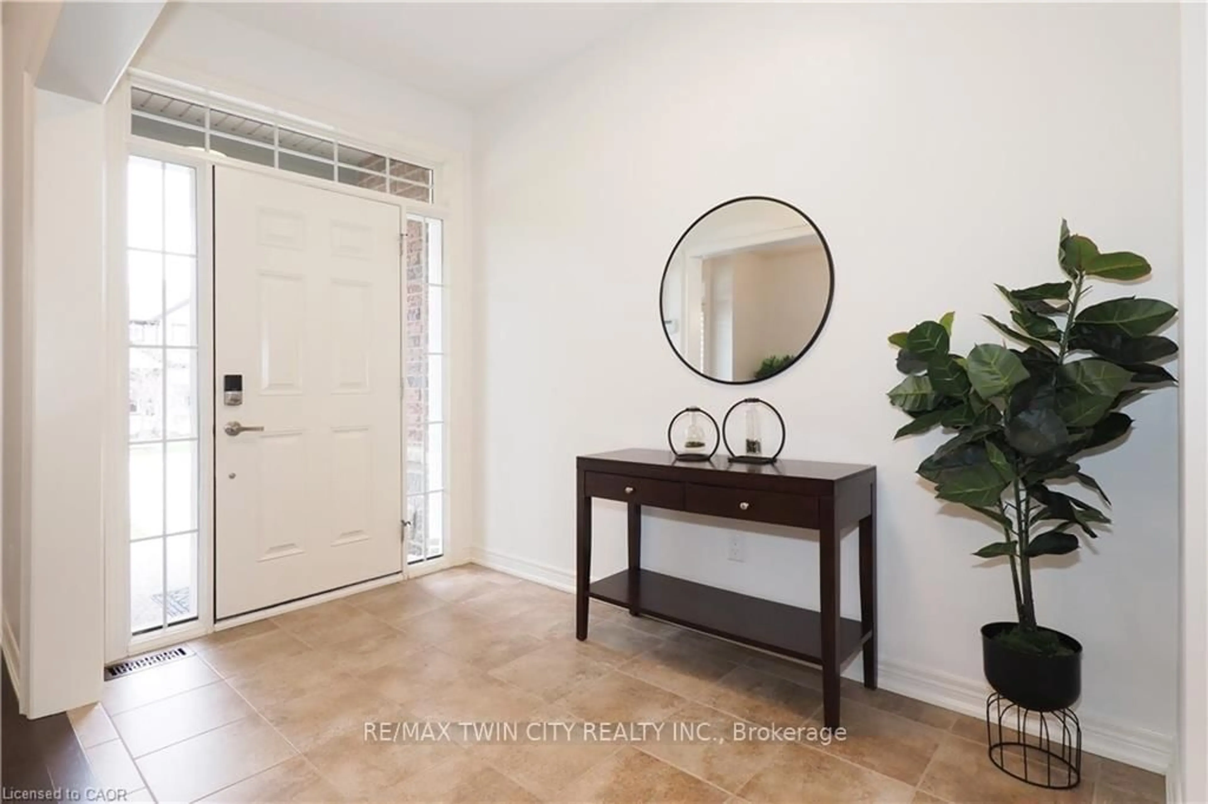 Indoor entryway for 108 Hunsberger Dr, Wilmot Ontario N3A 0A5