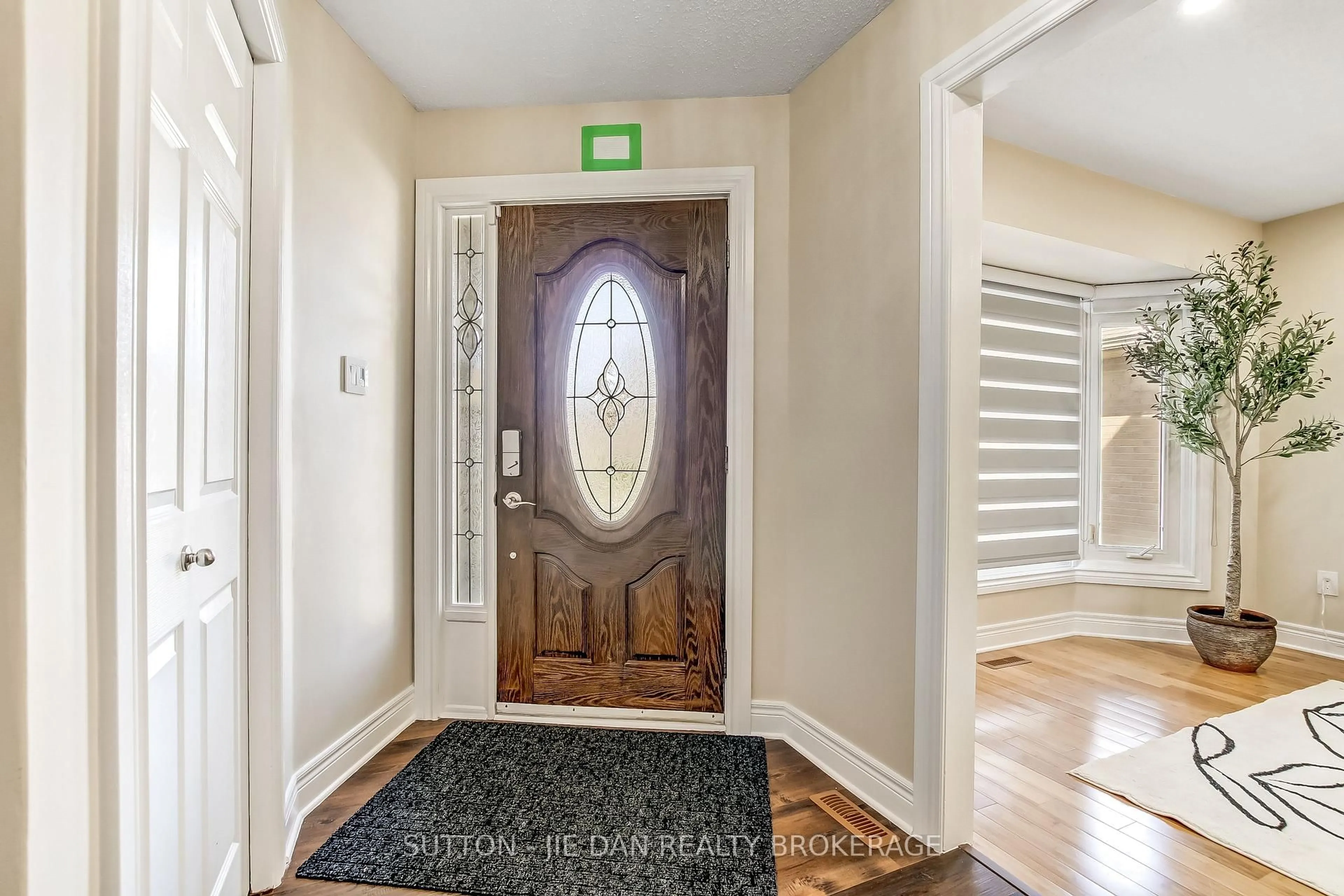 Indoor entryway for 62 BARRYDALE Cres, London North Ontario N6G 2X4