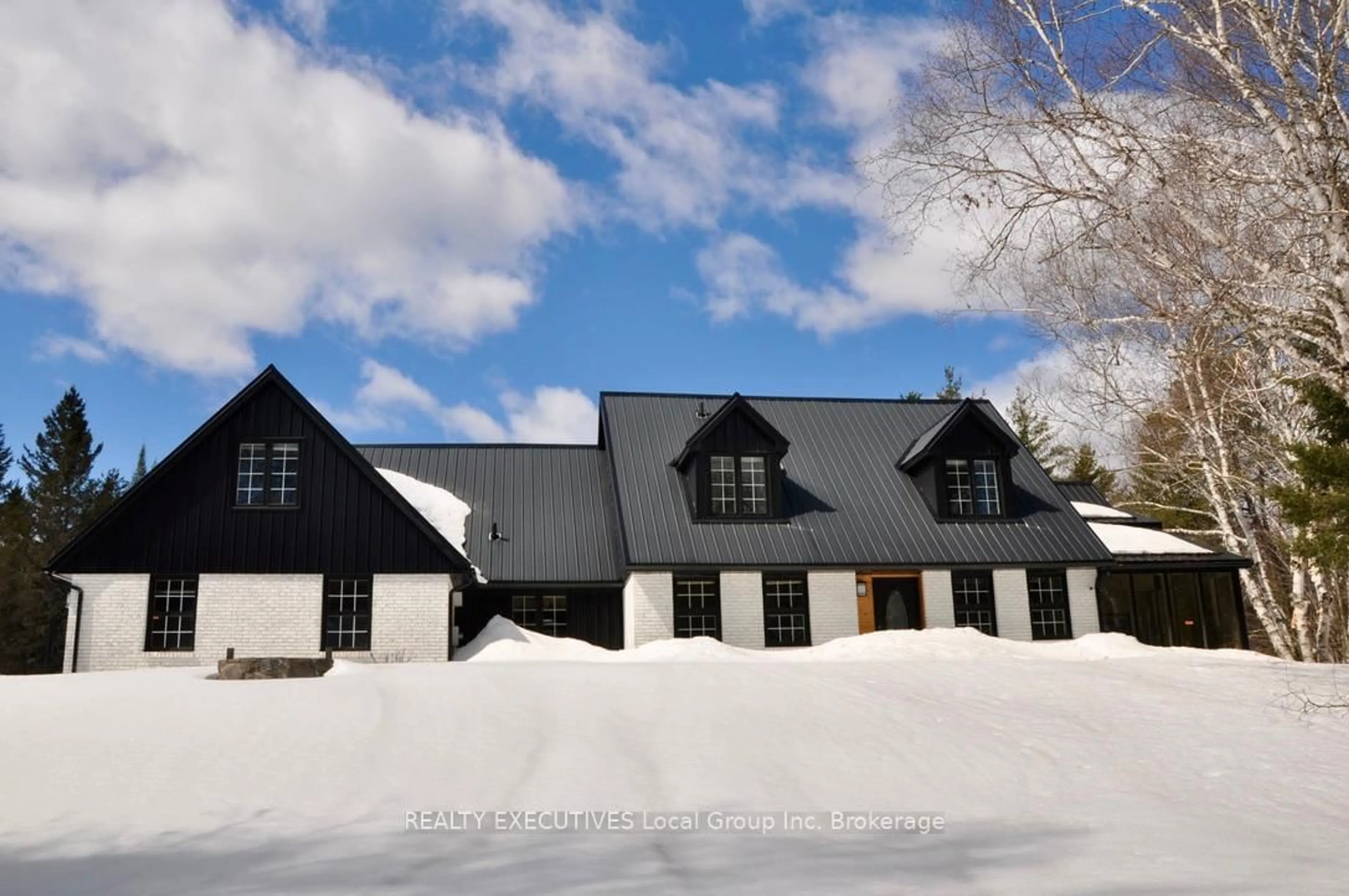 A pic from outside/outdoor area/front of a property/back of a property/a pic from drone, unknown for 1 Springdale Dr, North Bay Ontario P1B 8G2
