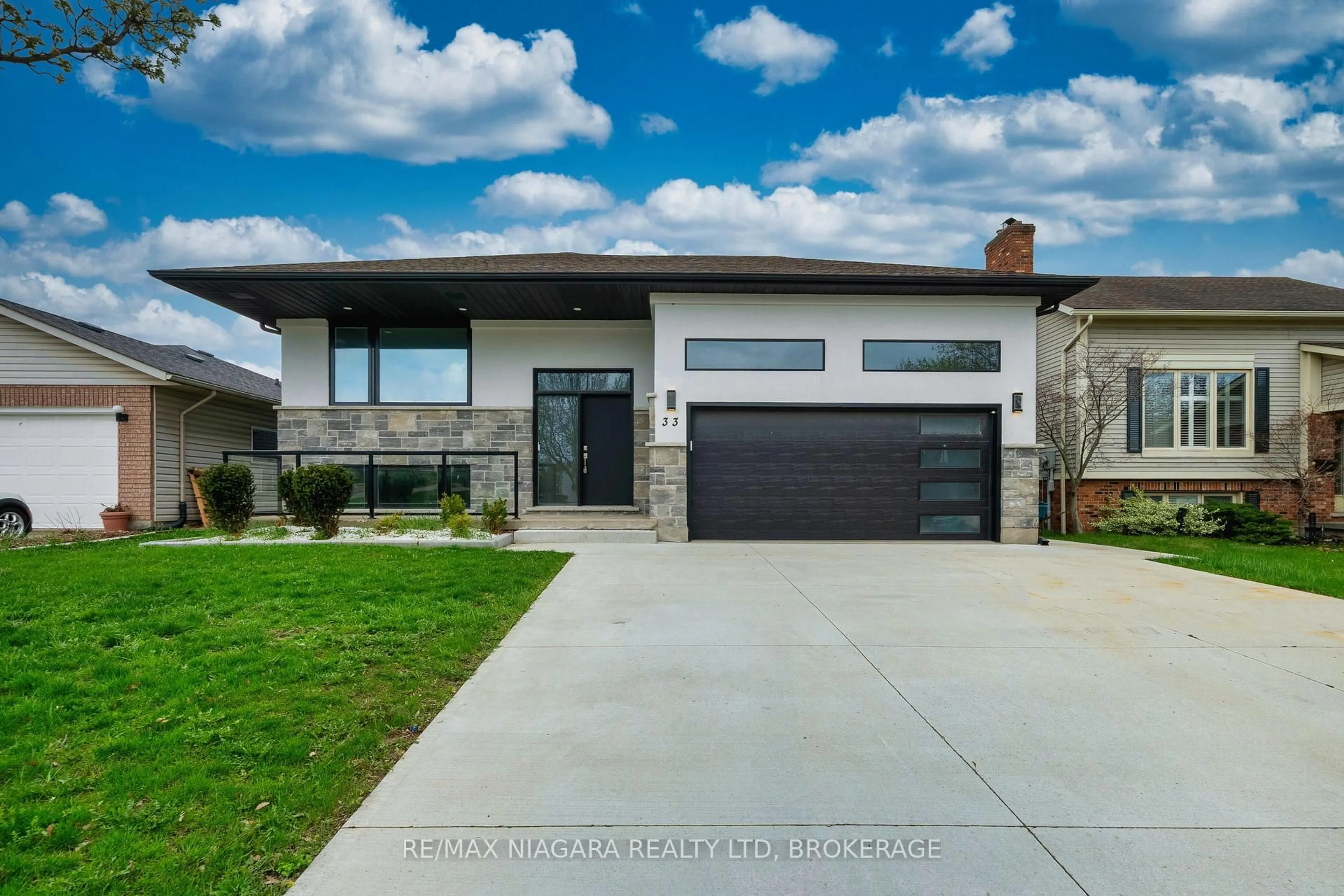 Home with brick exterior material, street for 33 West Farmington Dr, St. Catharines Ontario L2S 3S3