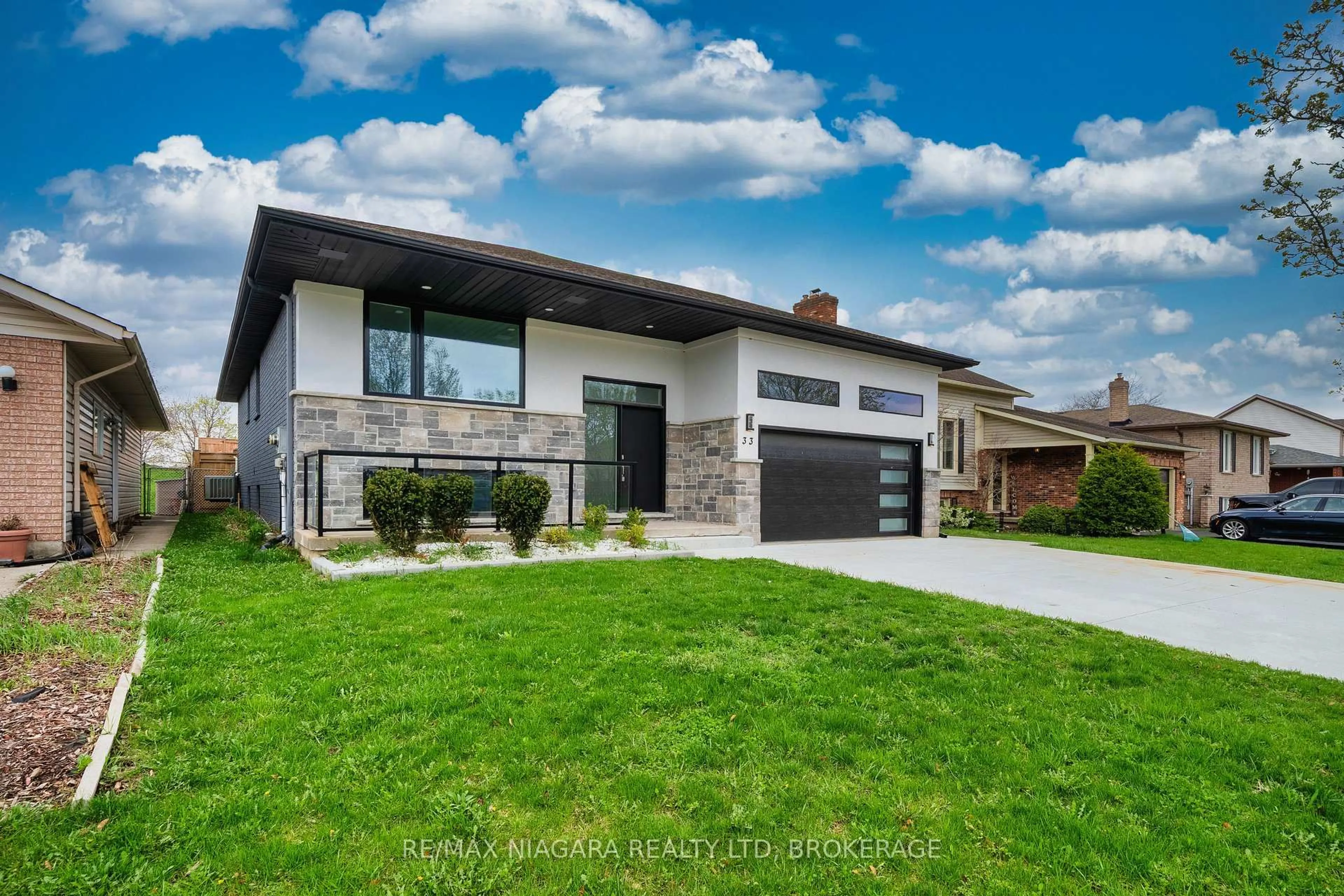 Home with brick exterior material, street for 33 West Farmington Dr, St. Catharines Ontario L2S 3S3