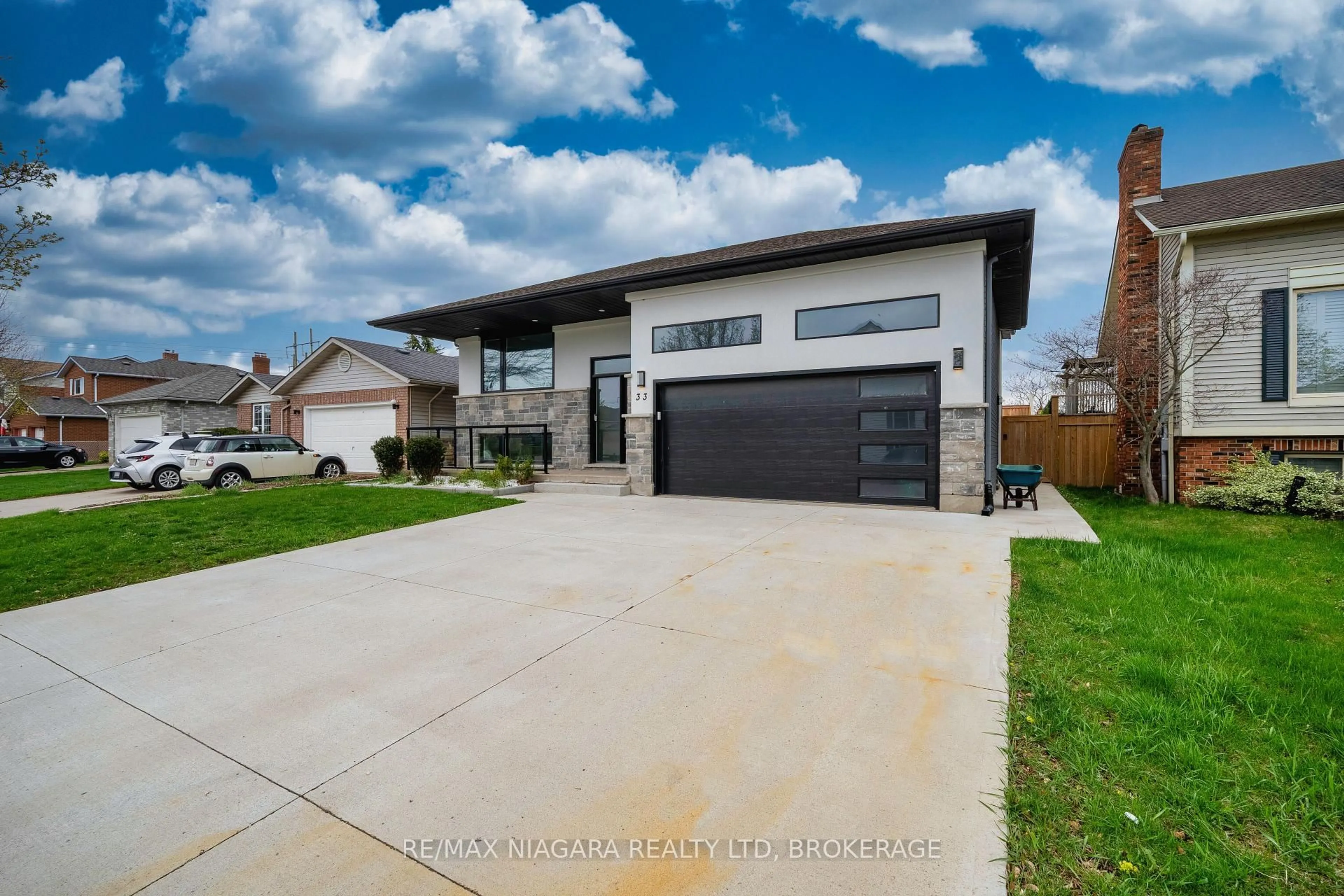 Unknown for 33 West Farmington Dr, St. Catharines Ontario L2S 3S3