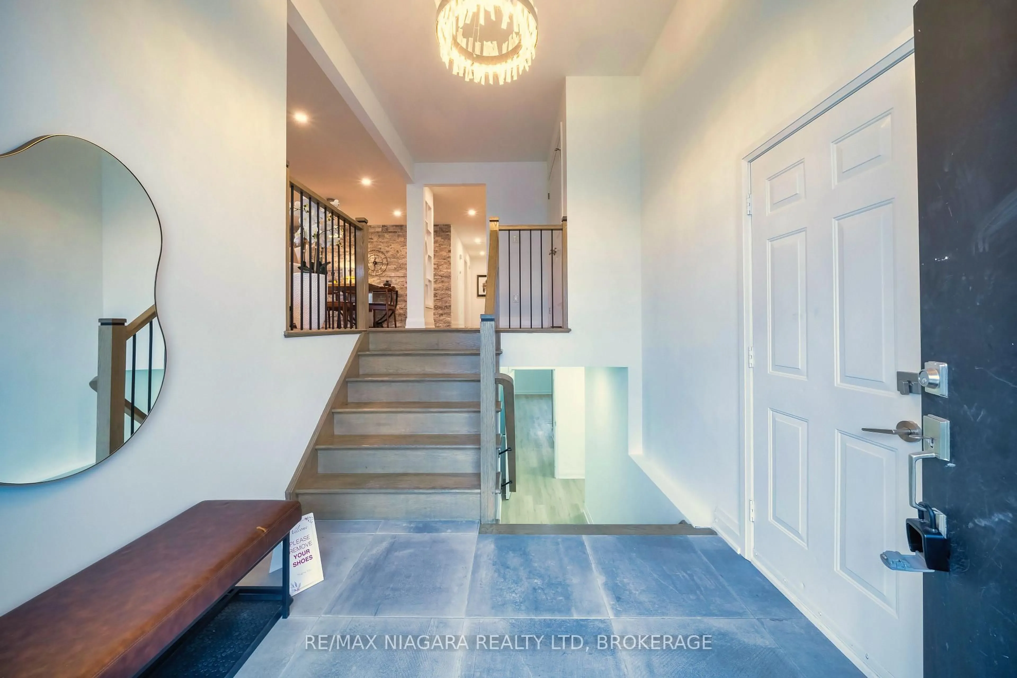 Indoor entryway for 33 West Farmington Dr, St. Catharines Ontario L2S 3S3