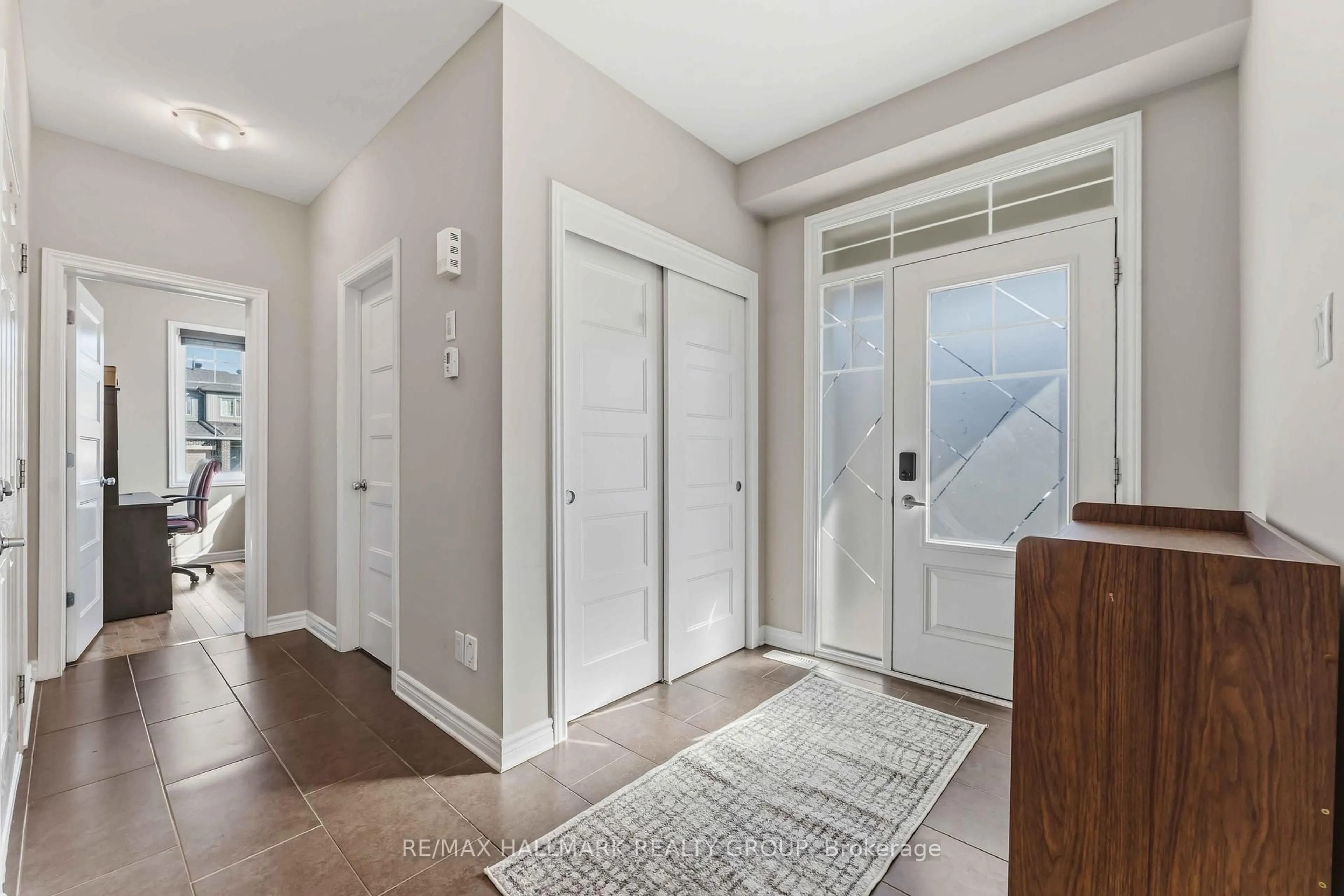 Indoor entryway for 534 Hyssop St, Orleans Ontario K4A 1B9