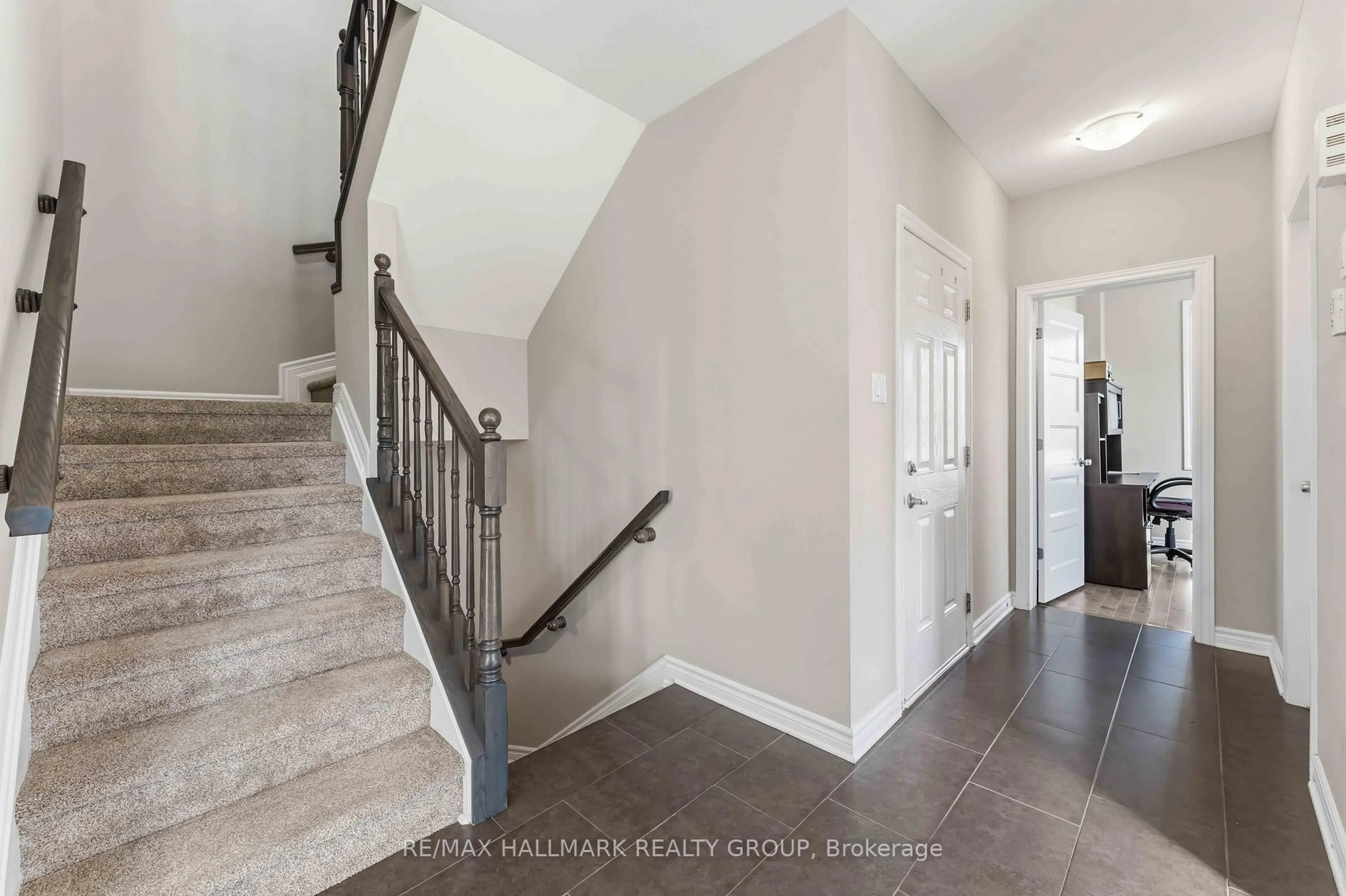 Indoor entryway for 534 Hyssop St, Orleans Ontario K4A 1B9