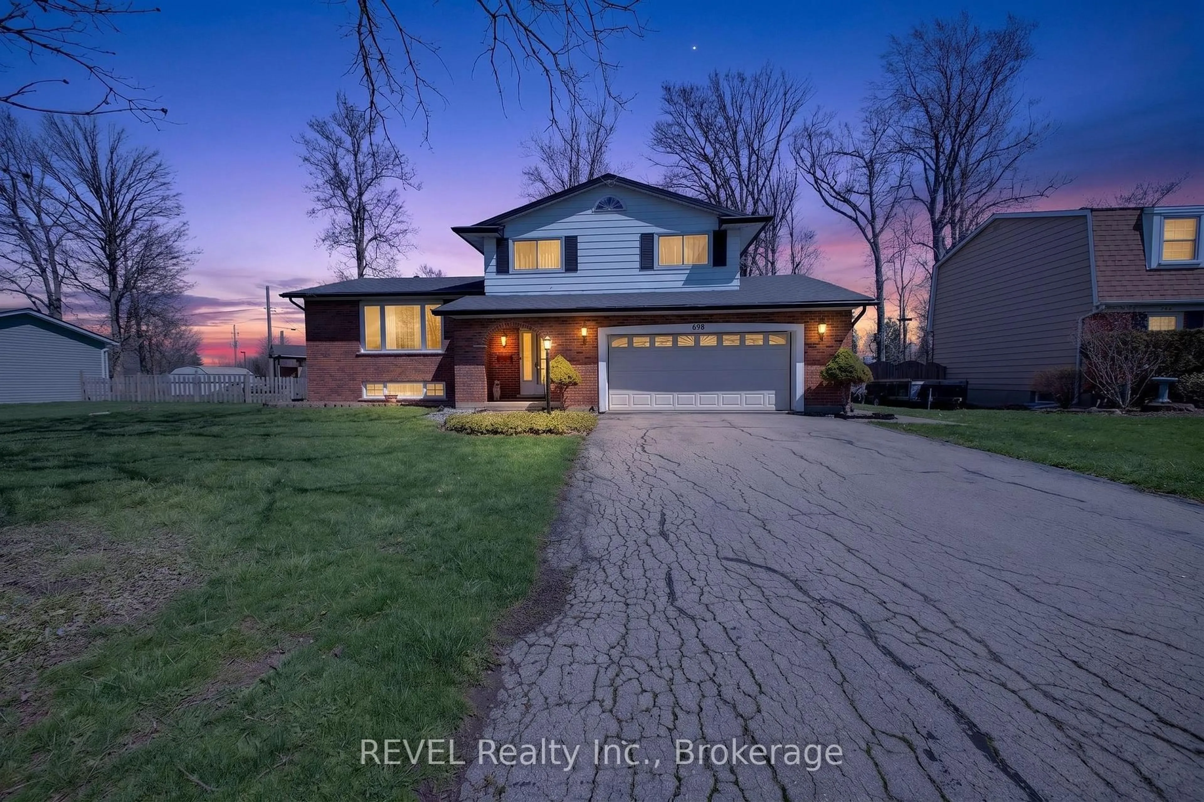 A pic from outside/outdoor area/front of a property/back of a property/a pic from drone, water/lake/river/ocean view for 698 Daytona Dr, Fort Erie Ontario L2A 4Z6