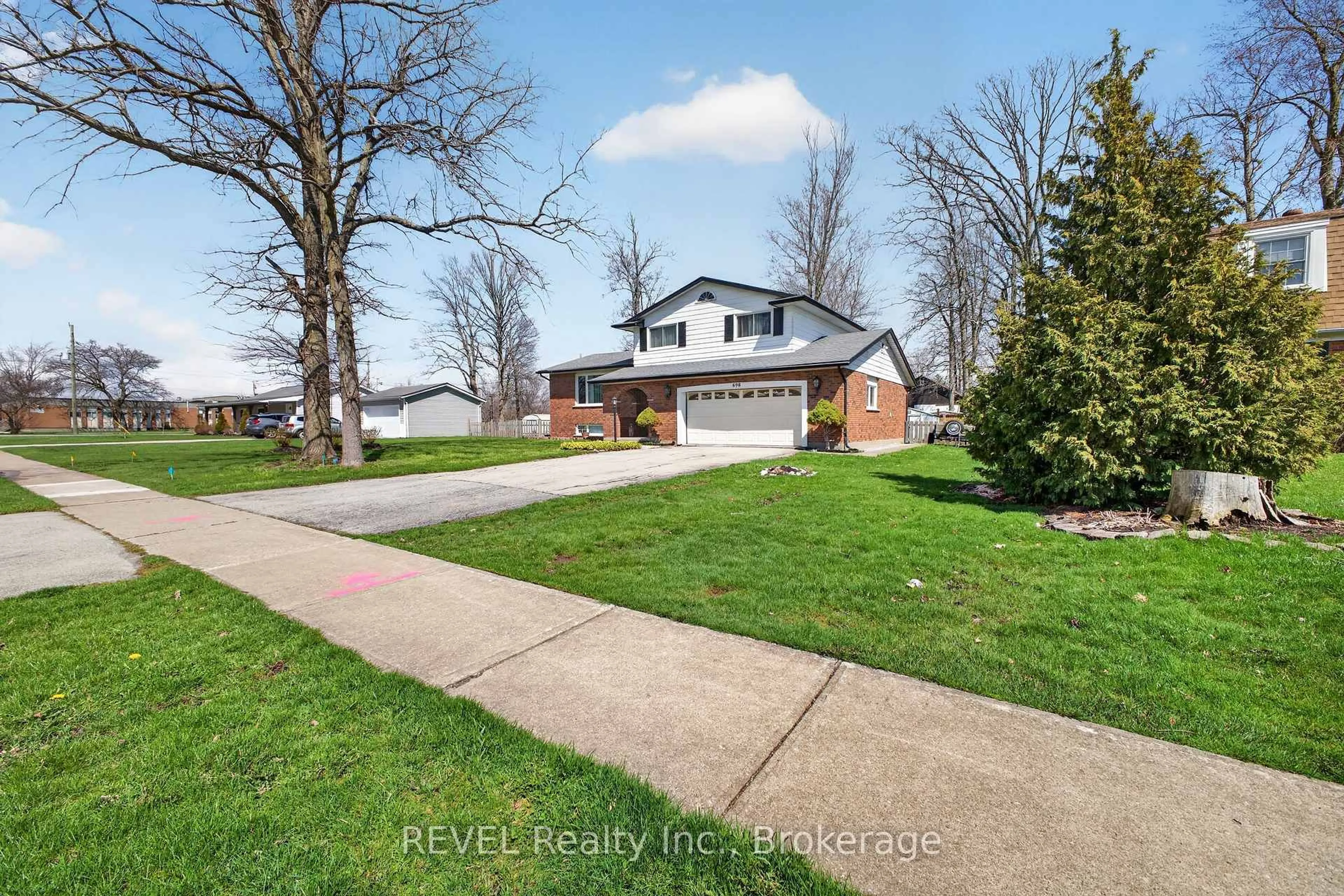 A pic from outside/outdoor area/front of a property/back of a property/a pic from drone, water/lake/river/ocean view for 698 Daytona Dr, Fort Erie Ontario L2A 4Z6