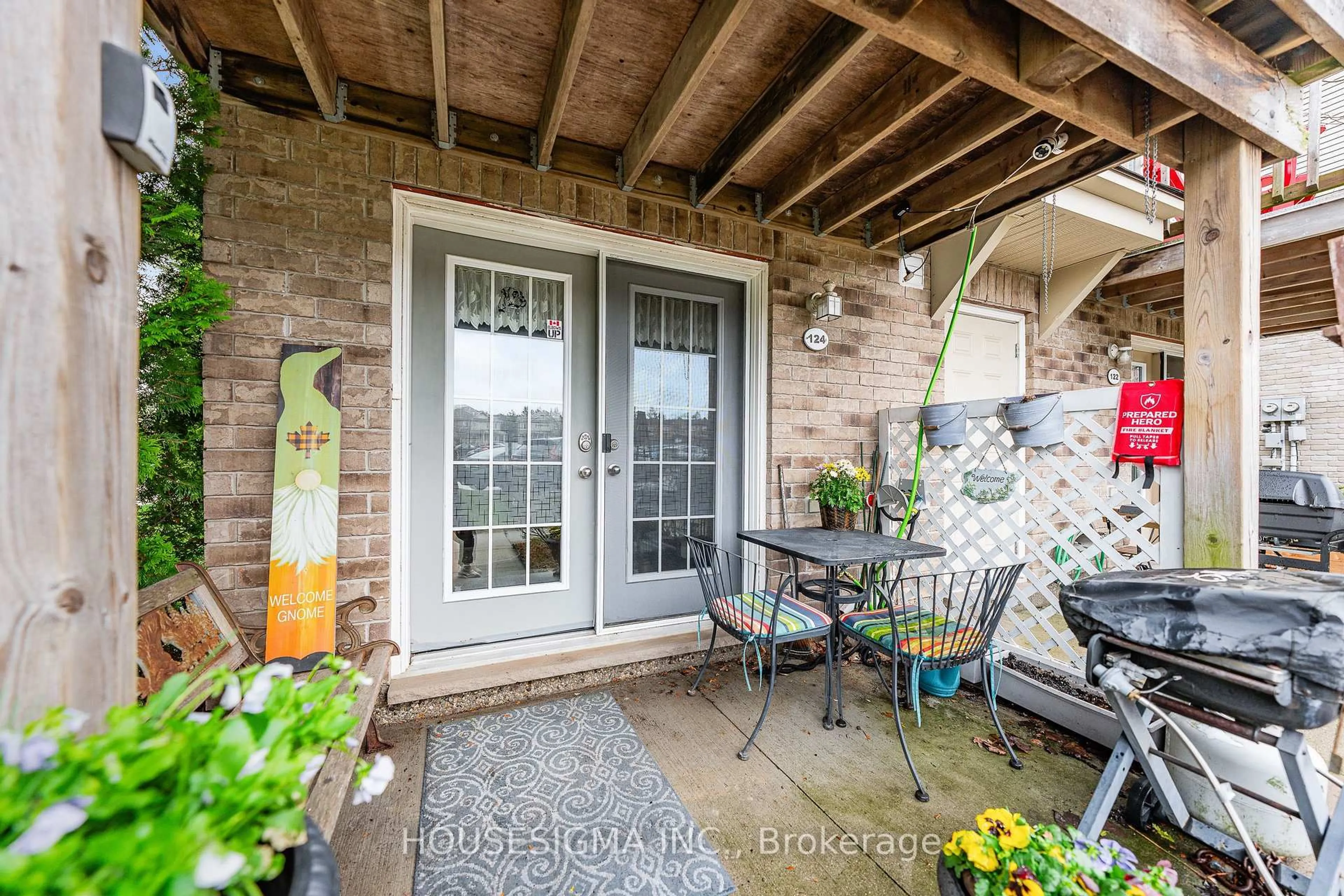 Indoor entryway for 35 Mountford Dr #124, Guelph Ontario N1E 0G6