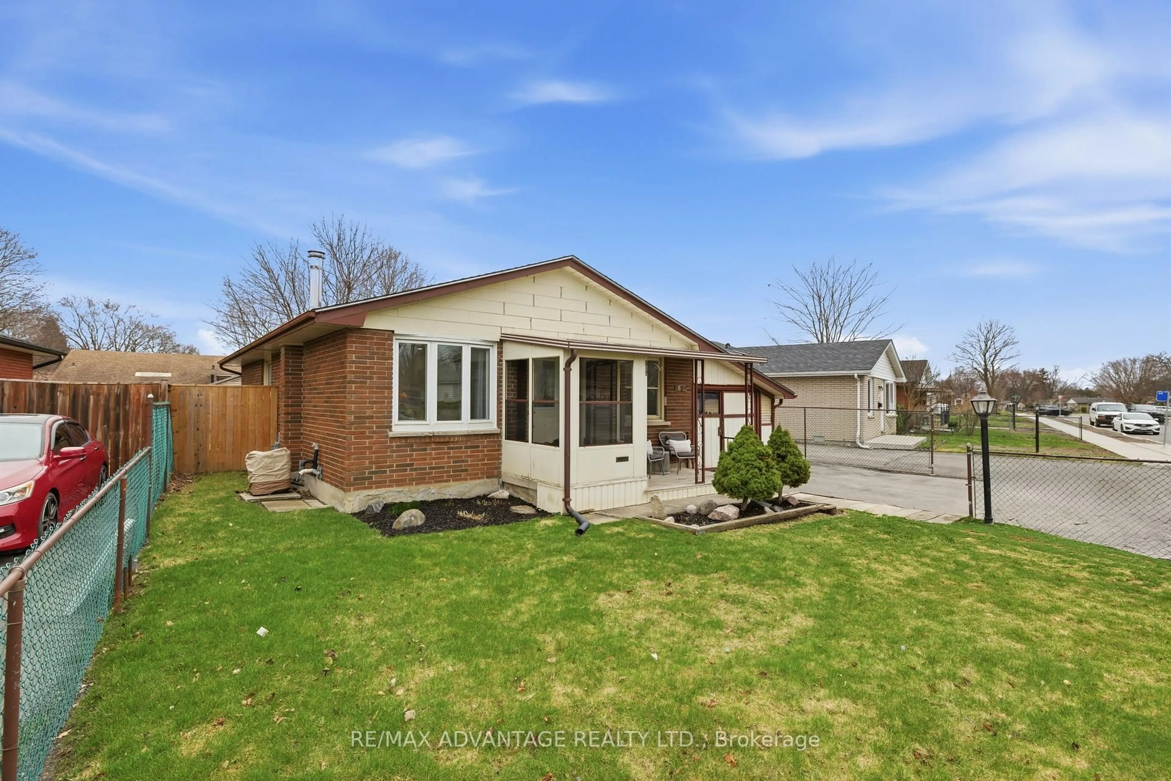 A pic from outside/outdoor area/front of a property/back of a property/a pic from drone, street for 60 Wexford Ave, London East Ontario N5V 1L9
