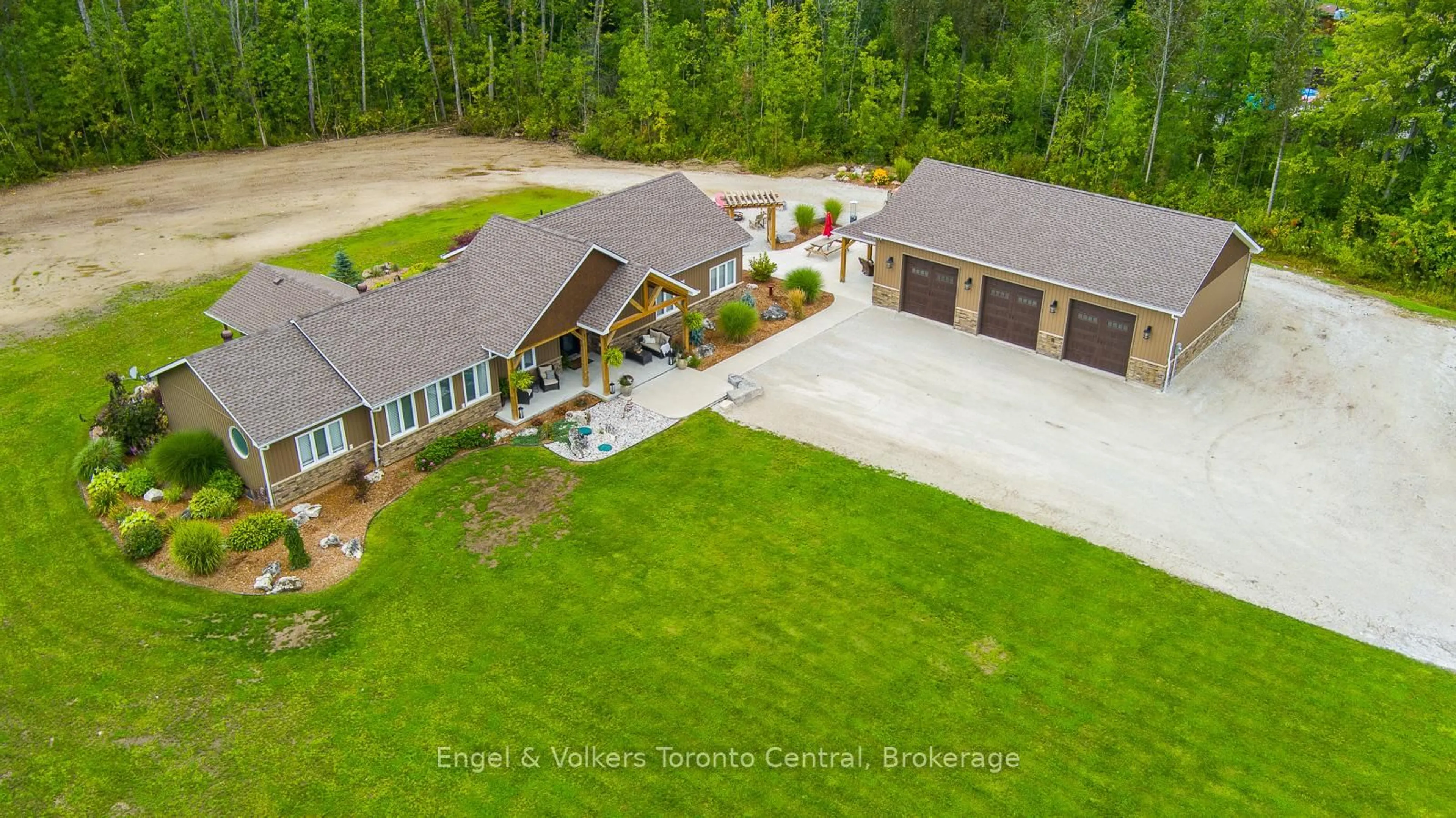 A pic from outside/outdoor area/front of a property/back of a property/a pic from drone, unknown for 242 SOMERS St, Georgian Bluffs Ontario N4K 6V5