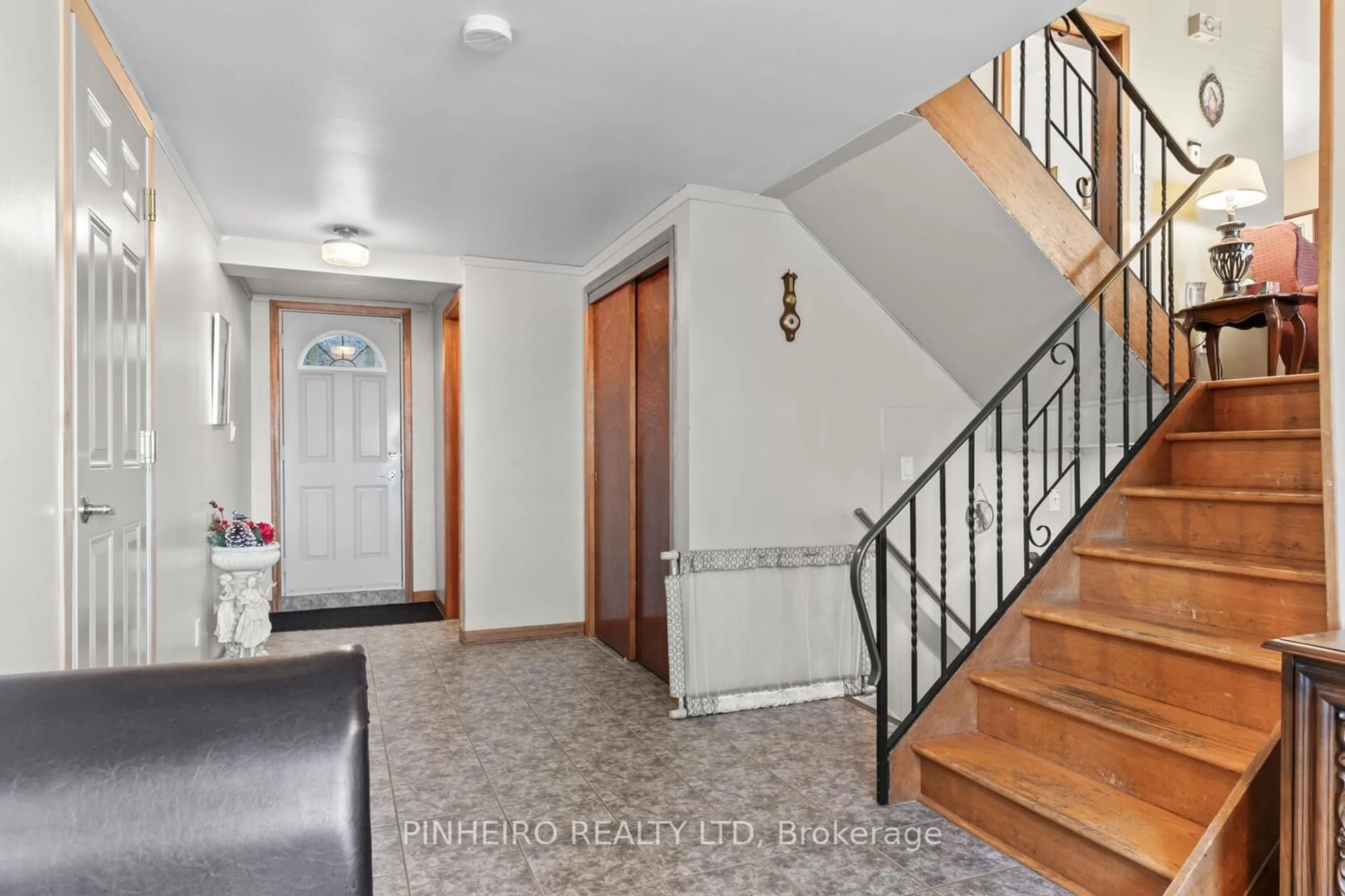 Indoor foyer for 6 Oregon Rd, London South Ontario N5Z 4B9