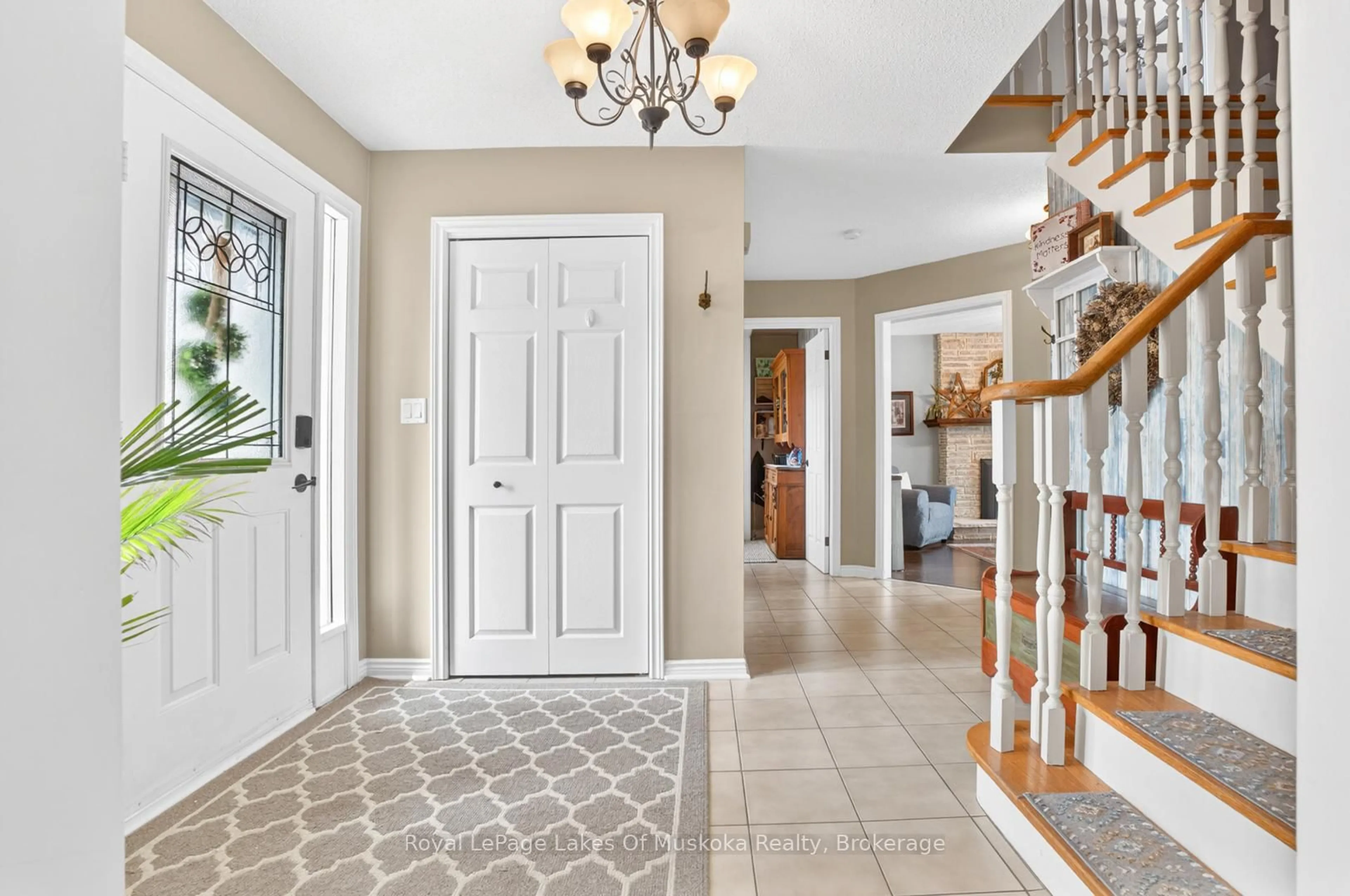 Indoor entryway for 17 Silverwood Dr, Huntsville Ontario P1H 1N1