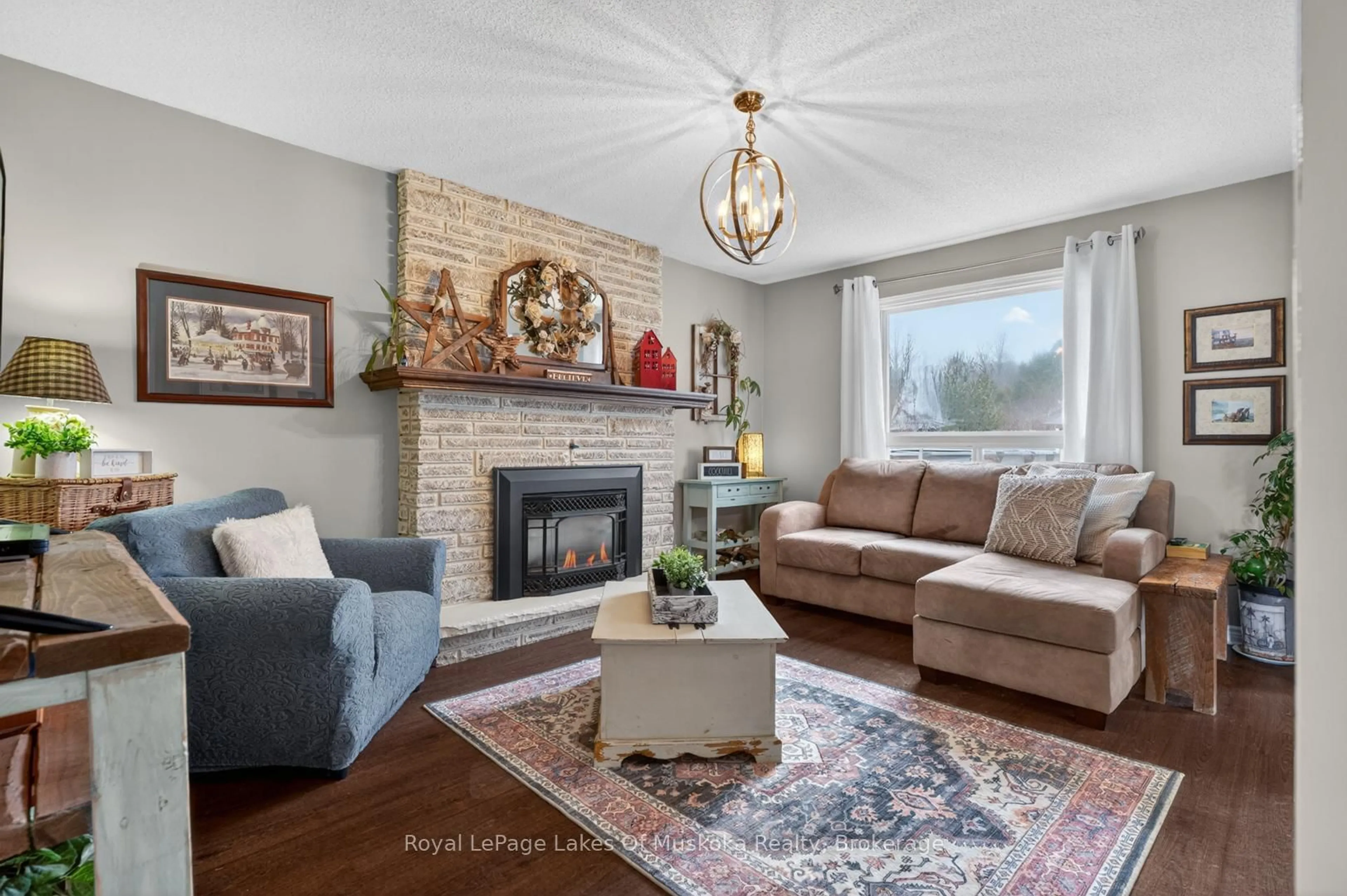 Living room with furniture, unknown for 17 Silverwood Dr, Huntsville Ontario P1H 1N1