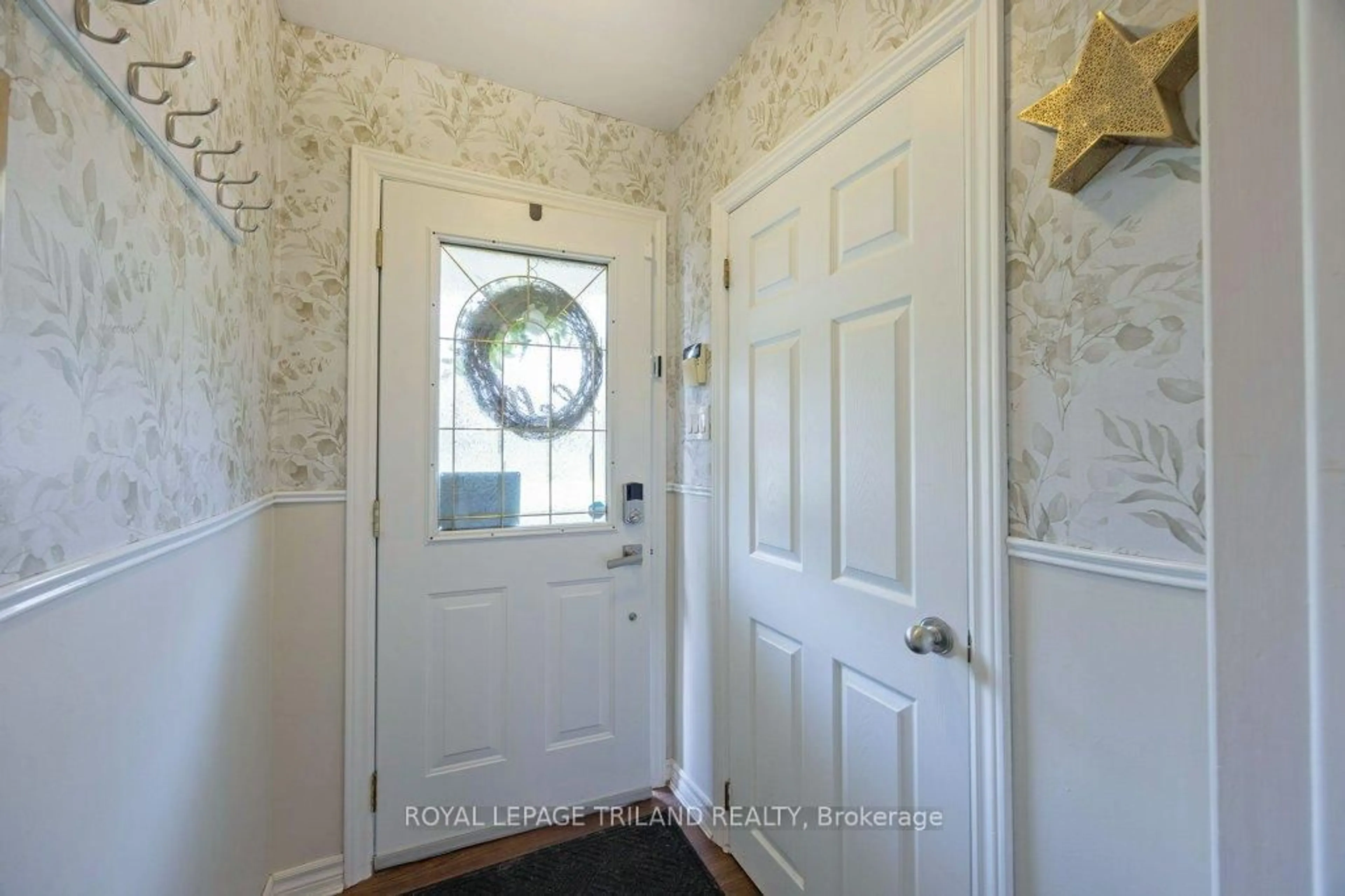 Indoor entryway for 445 RIDOUT St, London South Ontario N6C 4A3