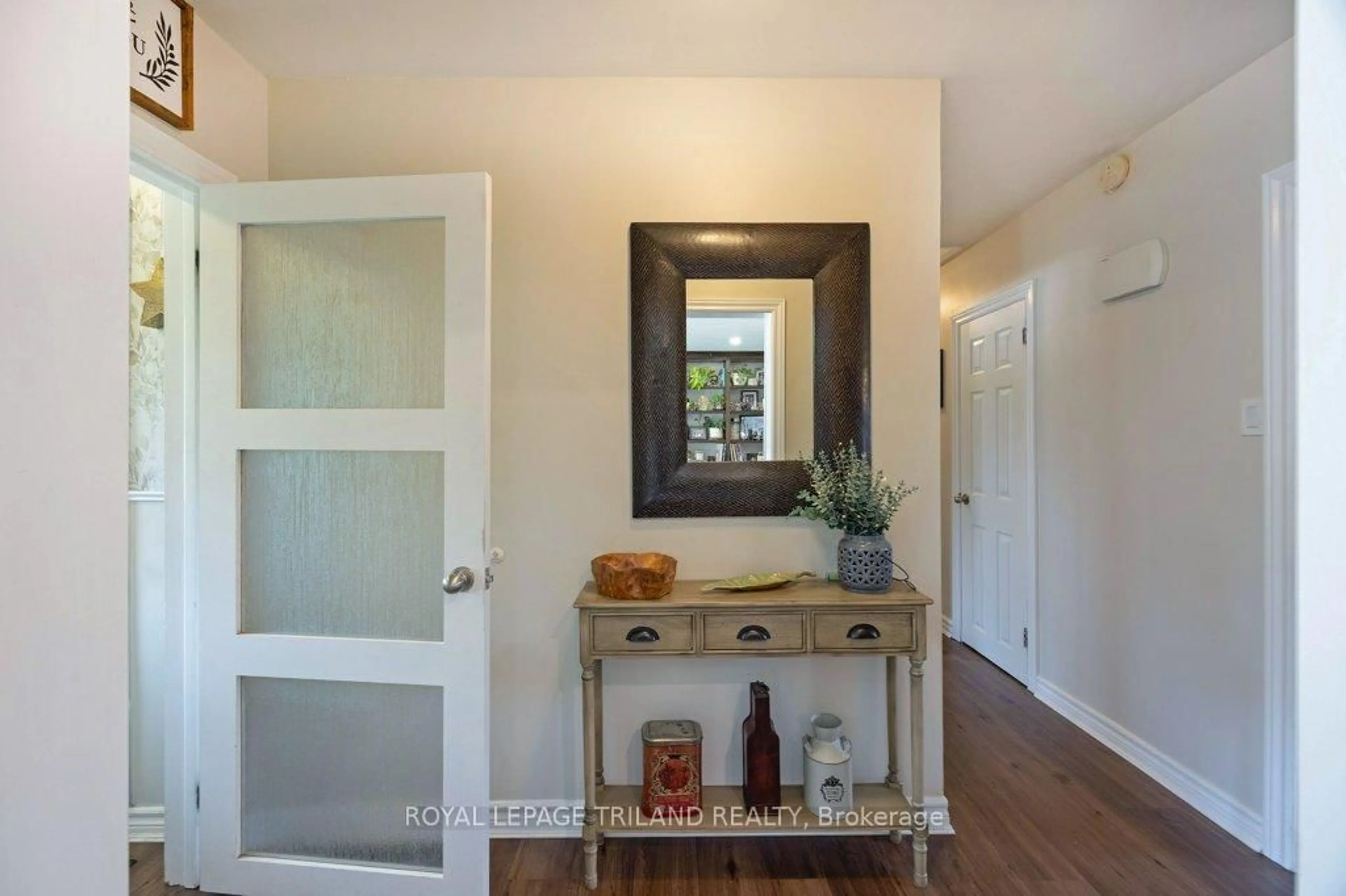 Indoor entryway for 445 RIDOUT St, London South Ontario N6C 4A3