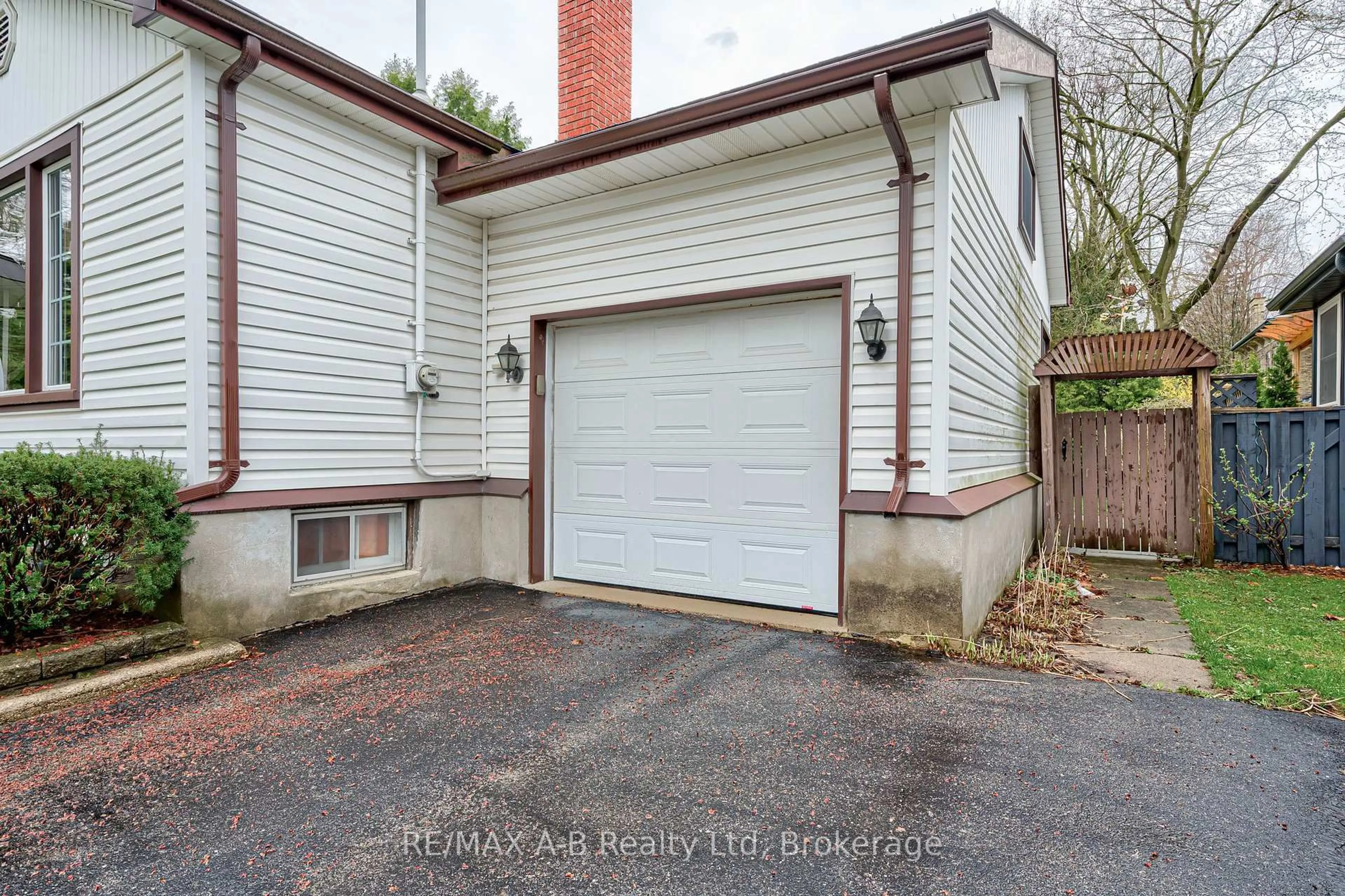 Unknown for 152 Birmingham St, Stratford Ontario N5A 2T2