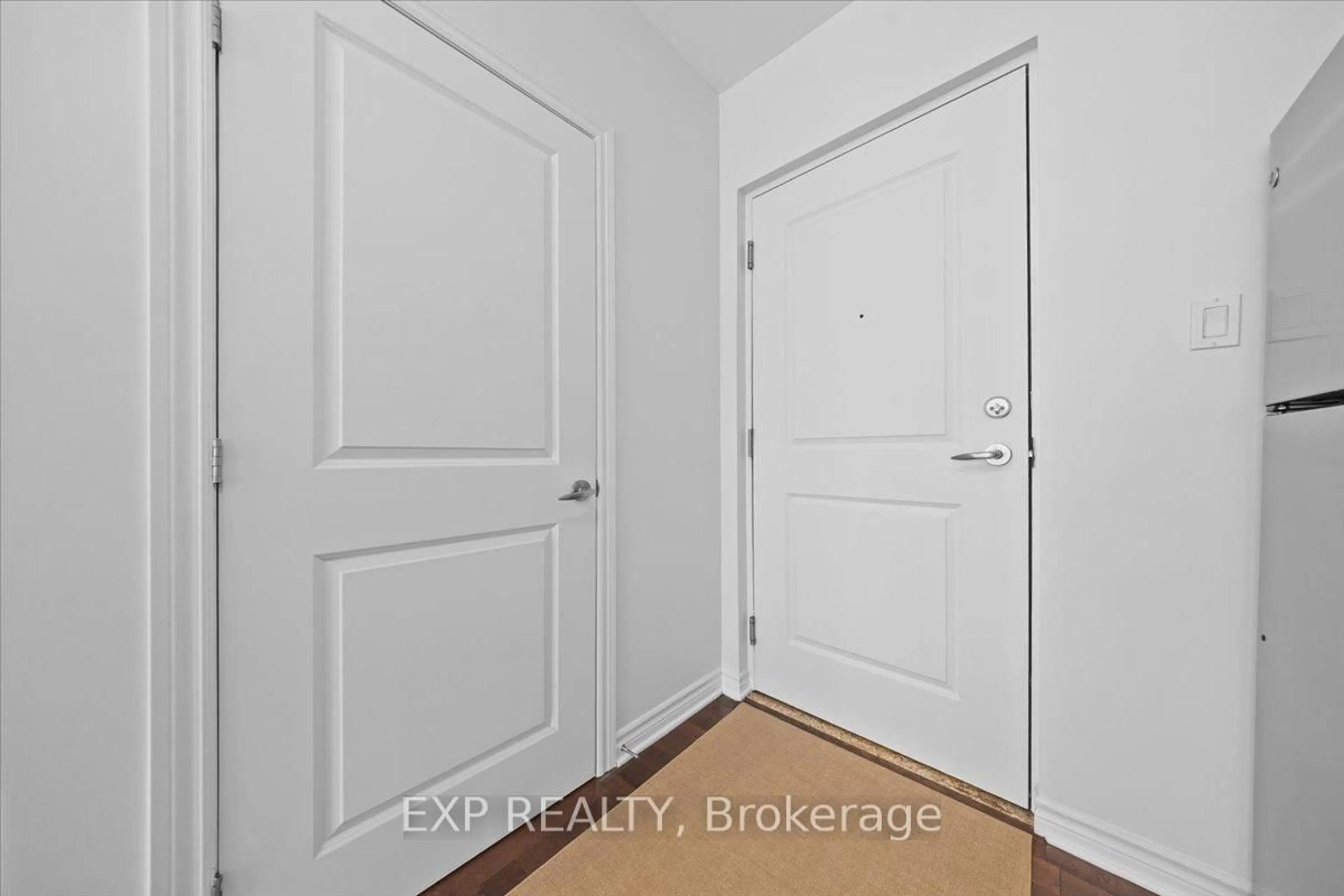 Indoor entryway for 429 Kent St #121, Ottawa Ontario K2P 1B5