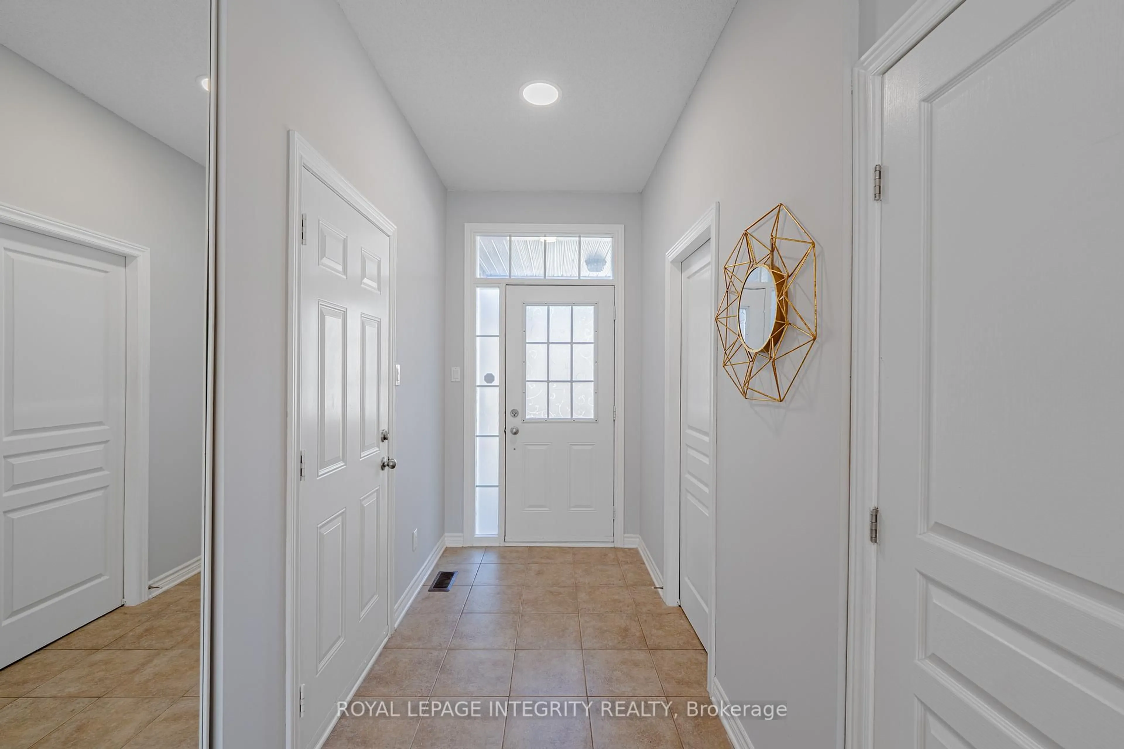 Indoor entryway for 12 Saddlesmith Circ, Ottawa Ontario K2M 2S4