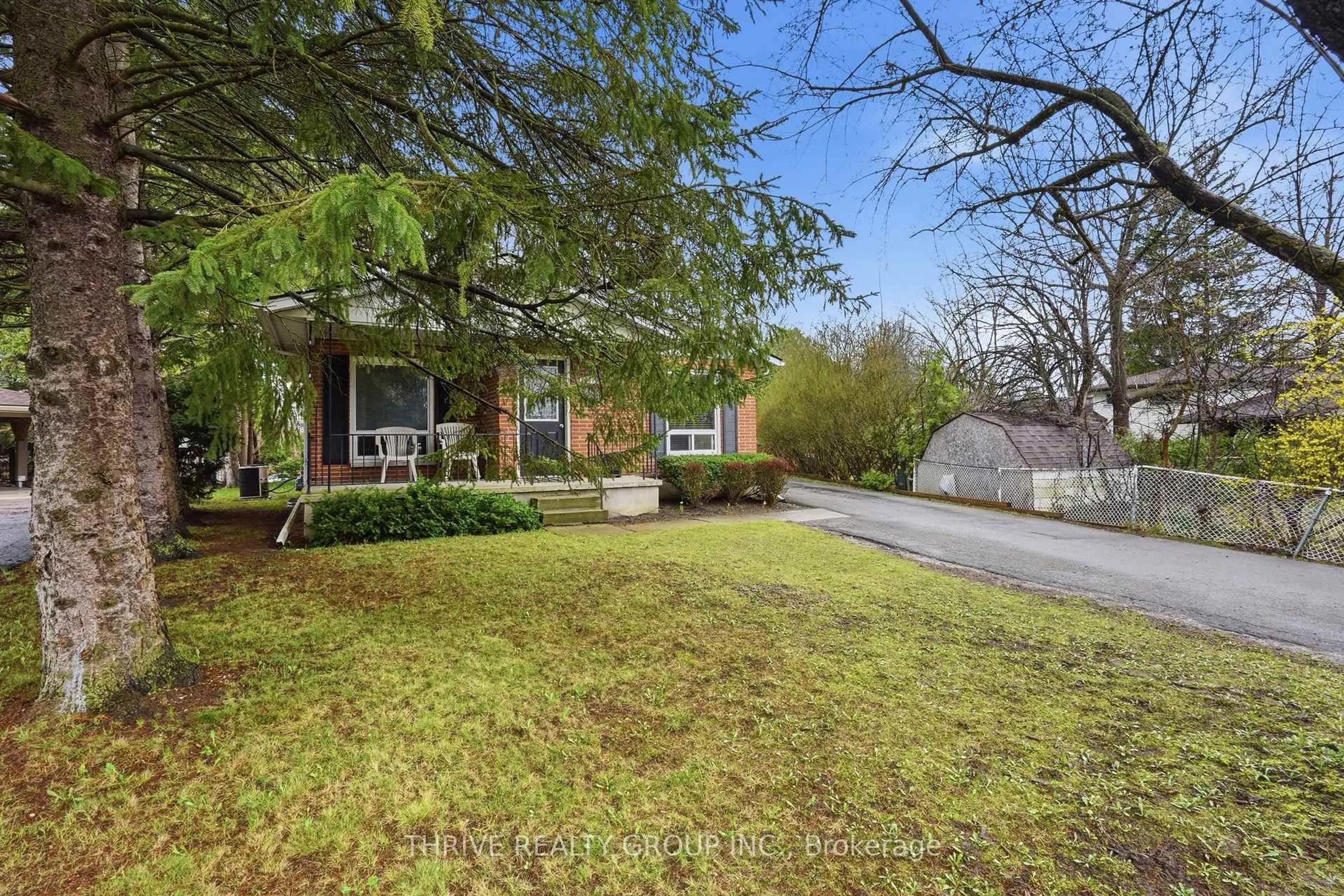 A pic from outside/outdoor area/front of a property/back of a property/a pic from drone, street for 447 Castlegrove Crt, London North Ontario N6G 1L2