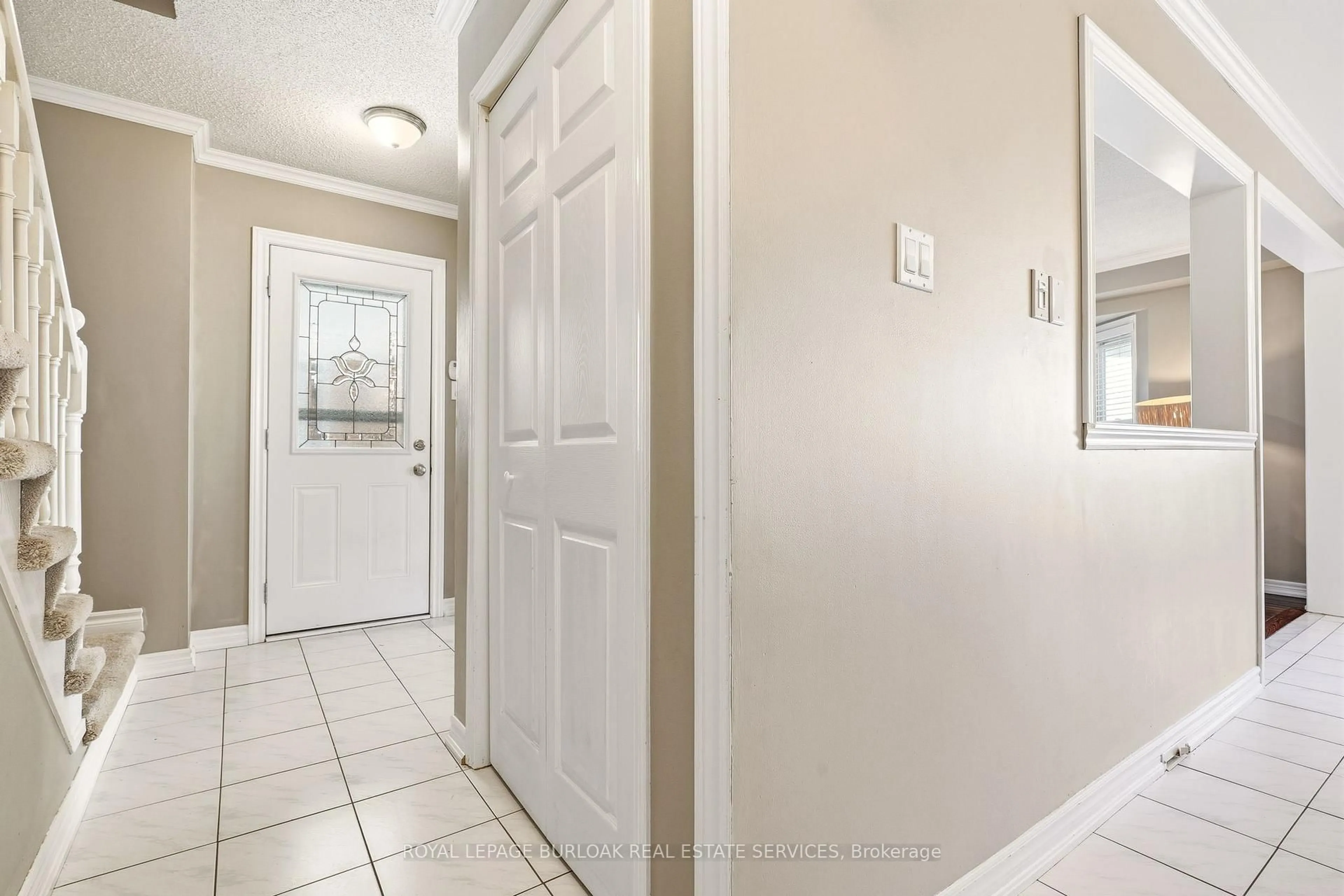 Indoor entryway for 95 Thornlodge Dr, Hamilton Ontario L8B 0L9