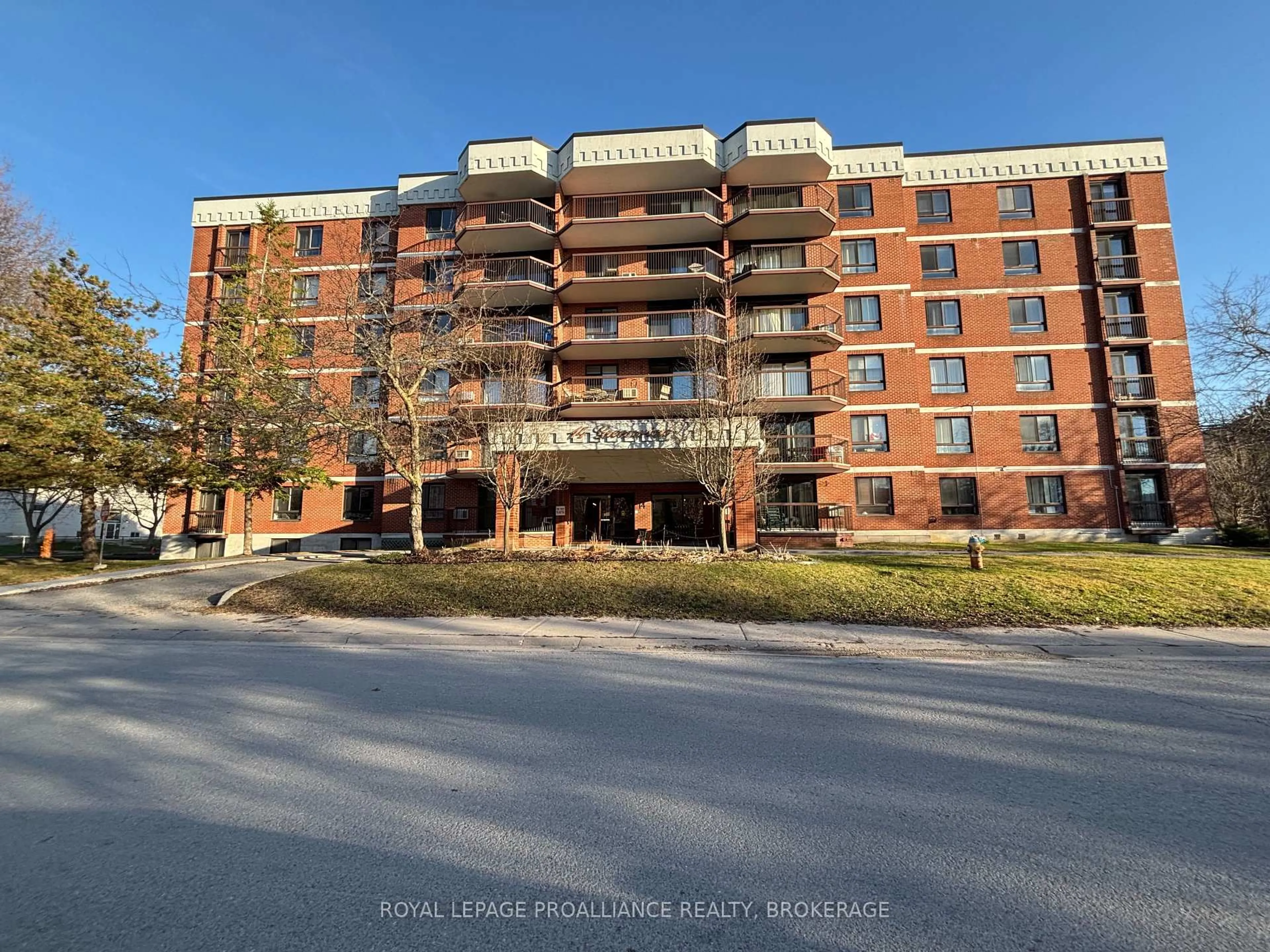 A pic from outside/outdoor area/front of a property/back of a property/a pic from drone, building for 14 Greenview Dr #505, Kingston Ontario K7M 7T5