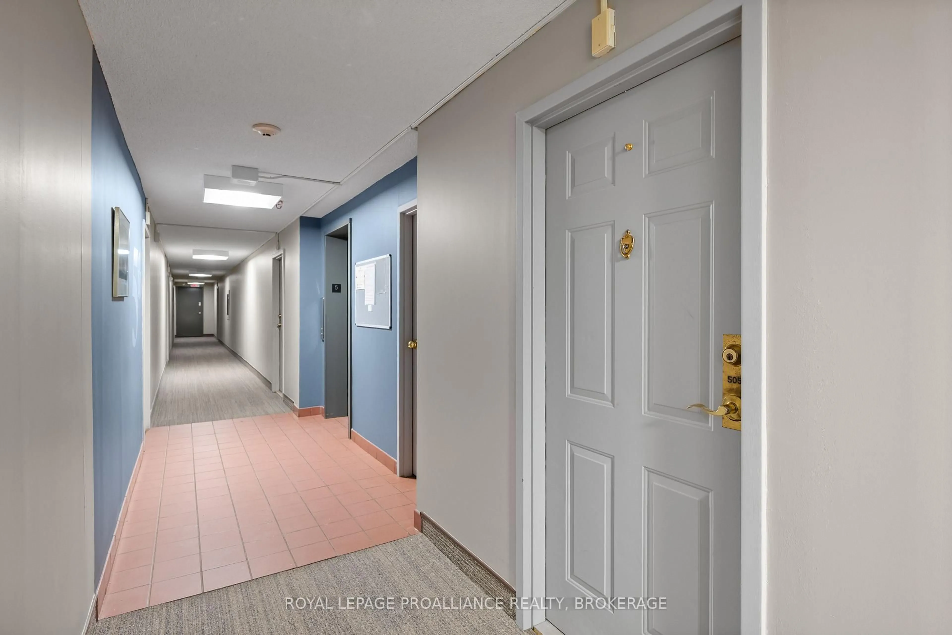 Indoor foyer for 14 Greenview Dr #505, Kingston Ontario K7M 7T5