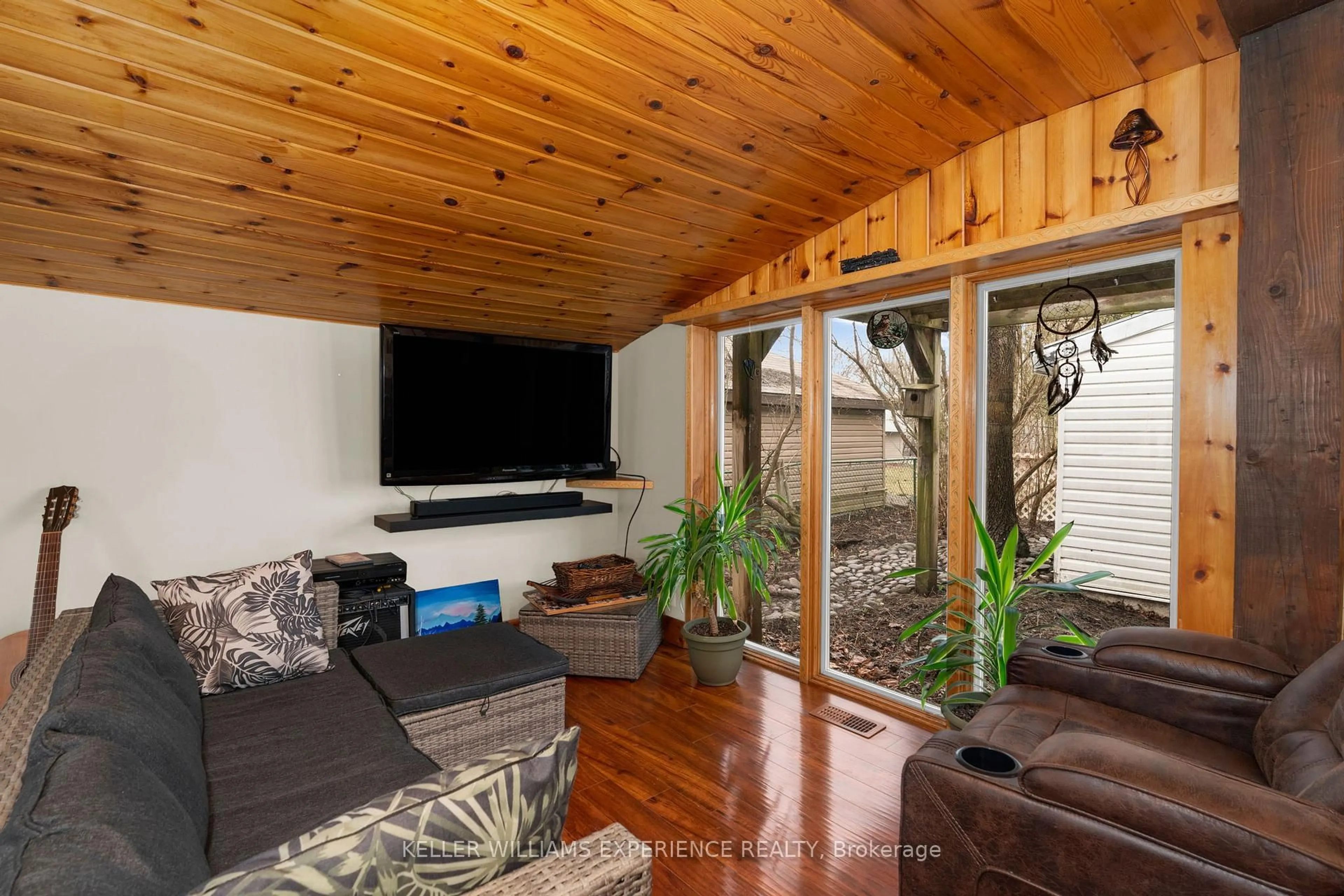 Living room with furniture, wood/laminate floor for 520 First St, Gravenhurst Ontario P1P 1B9