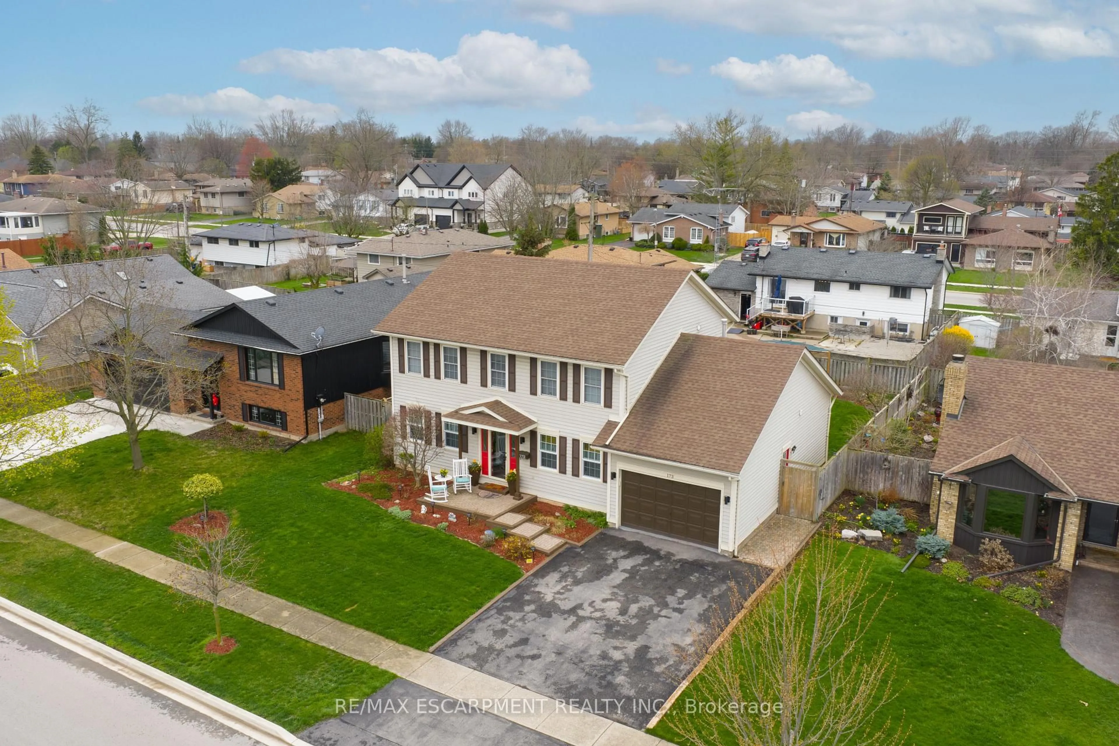 A pic from outside/outdoor area/front of a property/back of a property/a pic from drone, street for 173 Green Pointe Dr, Welland Ontario L3C 6Y8