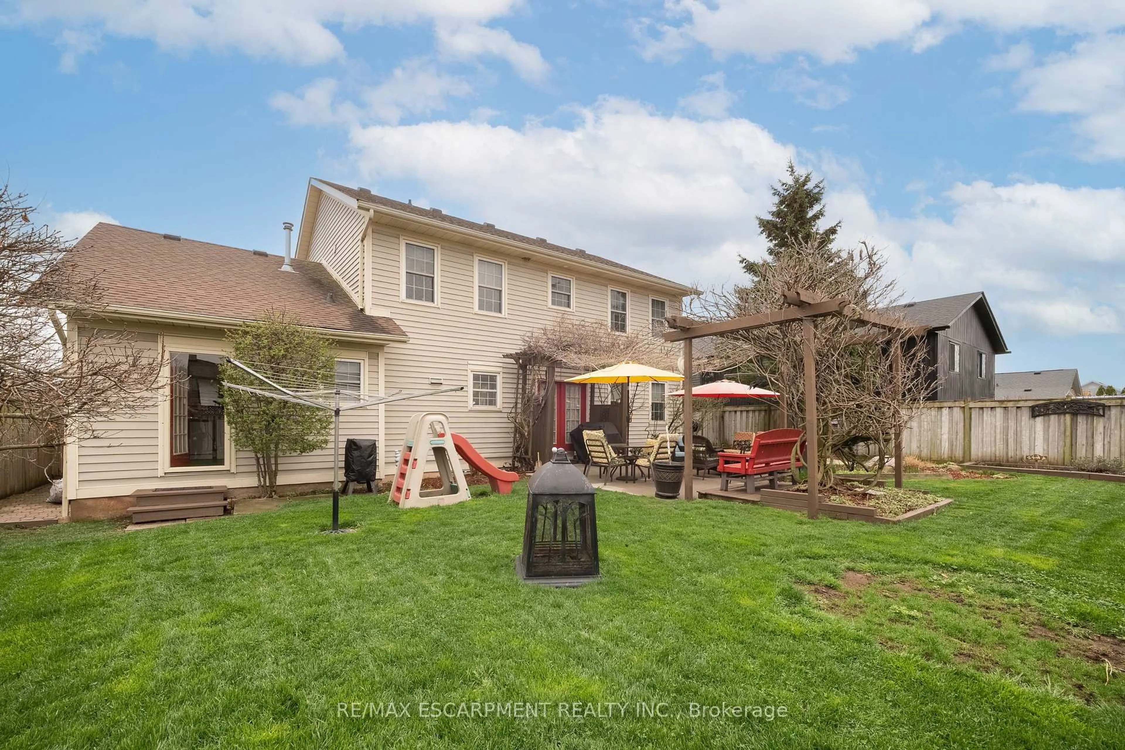 Patio, street for 173 Green Pointe Dr, Welland Ontario L3C 6Y8