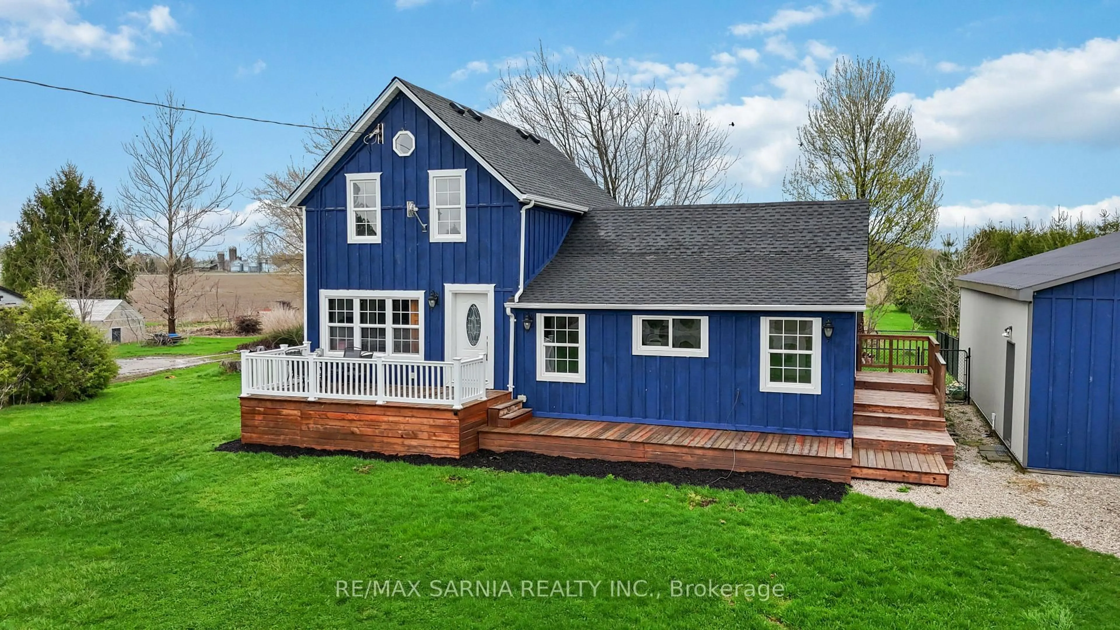 Home with vinyl exterior material, unknown for 1804 Oil Heritage Rd, Oil Springs Ontario N0N 1P0