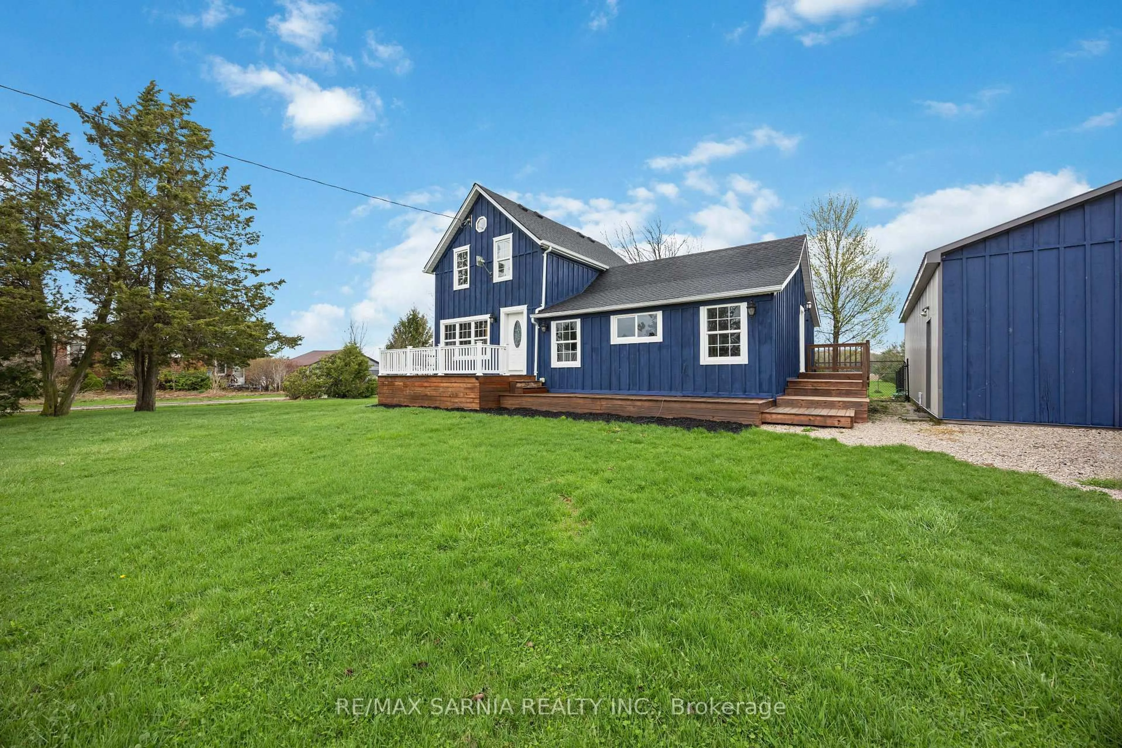A pic from outside/outdoor area/front of a property/back of a property/a pic from drone, unknown for 1804 Oil Heritage Rd, Oil Springs Ontario N0N 1P0