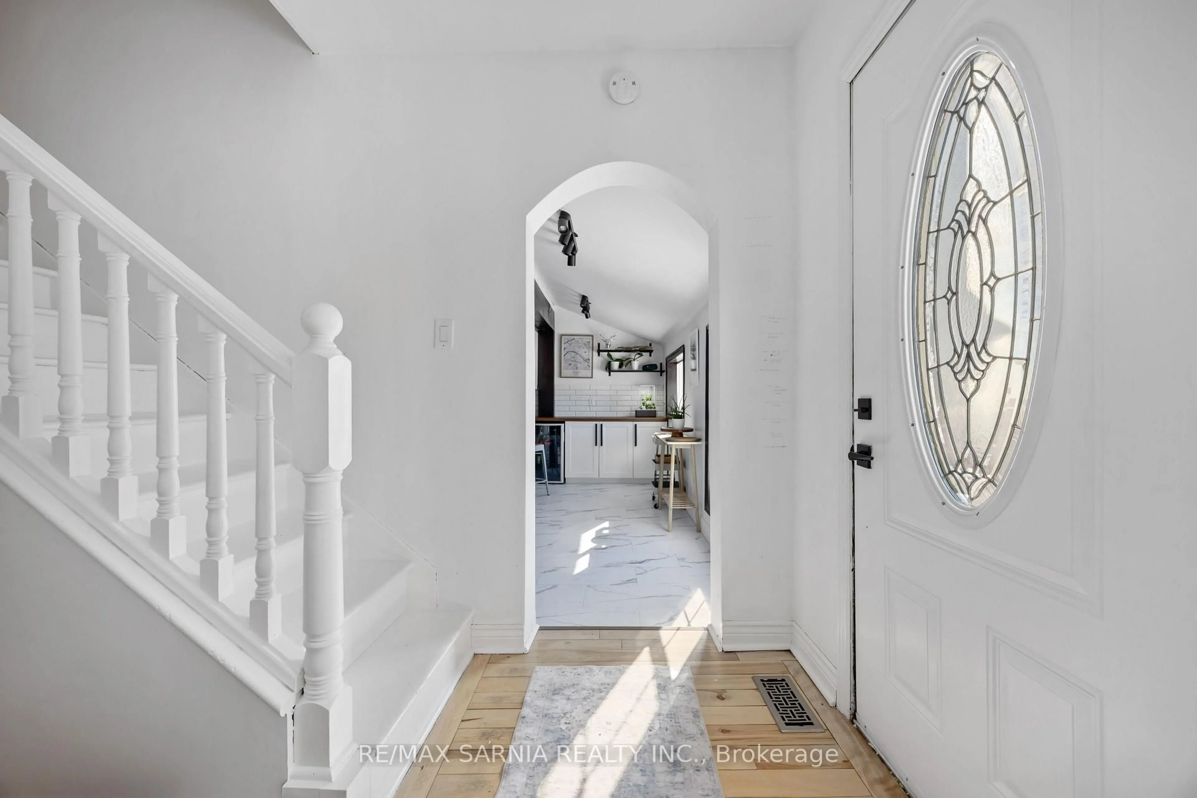 Indoor foyer for 1804 Oil Heritage Rd, Oil Springs Ontario N0N 1P0