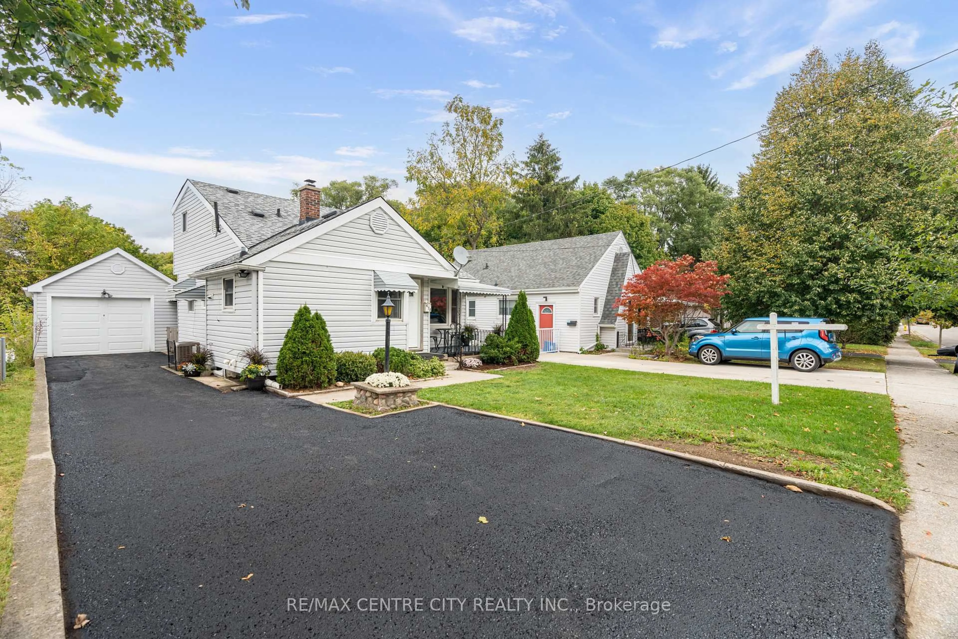 A pic from outside/outdoor area/front of a property/back of a property/a pic from drone, street for 478 MOORE St, London South Ontario N6C 2C2