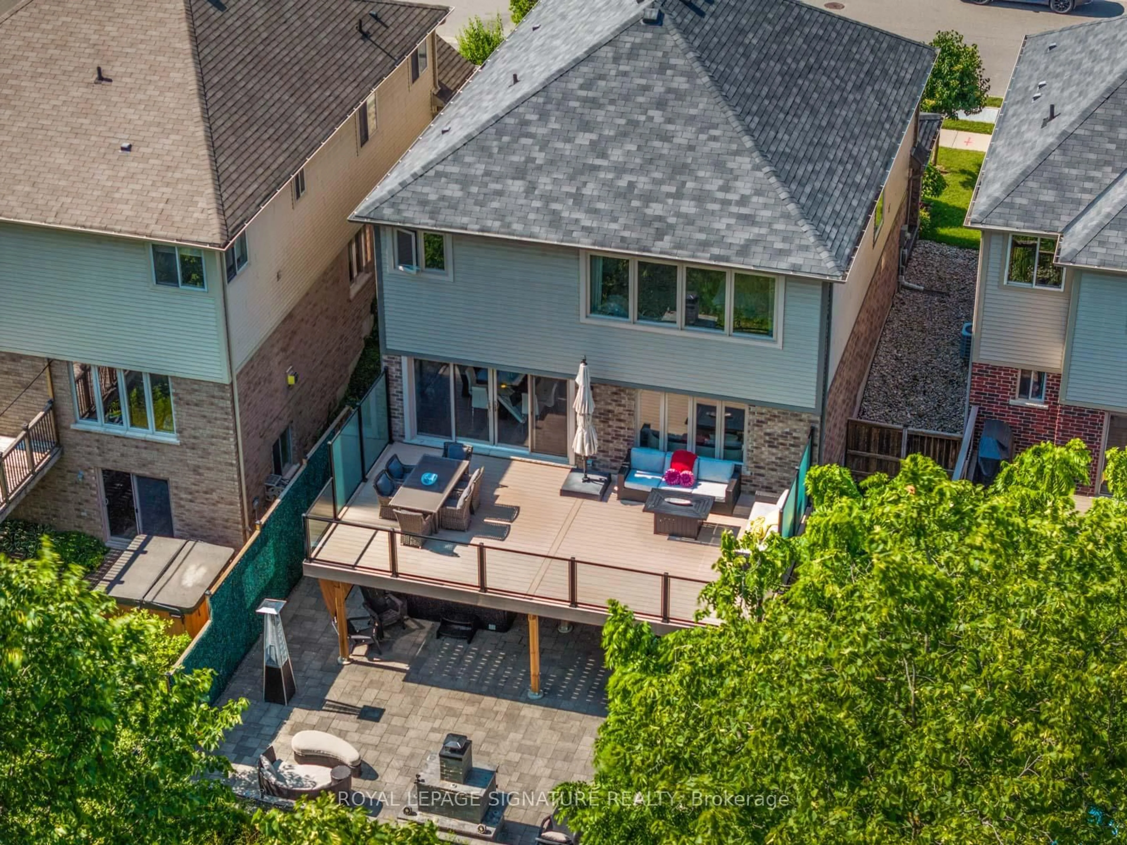 A pic from outside/outdoor area/front of a property/back of a property/a pic from drone, unknown for 704 Robert Ferrie Dr, Kitchener Ontario N2R 0B2