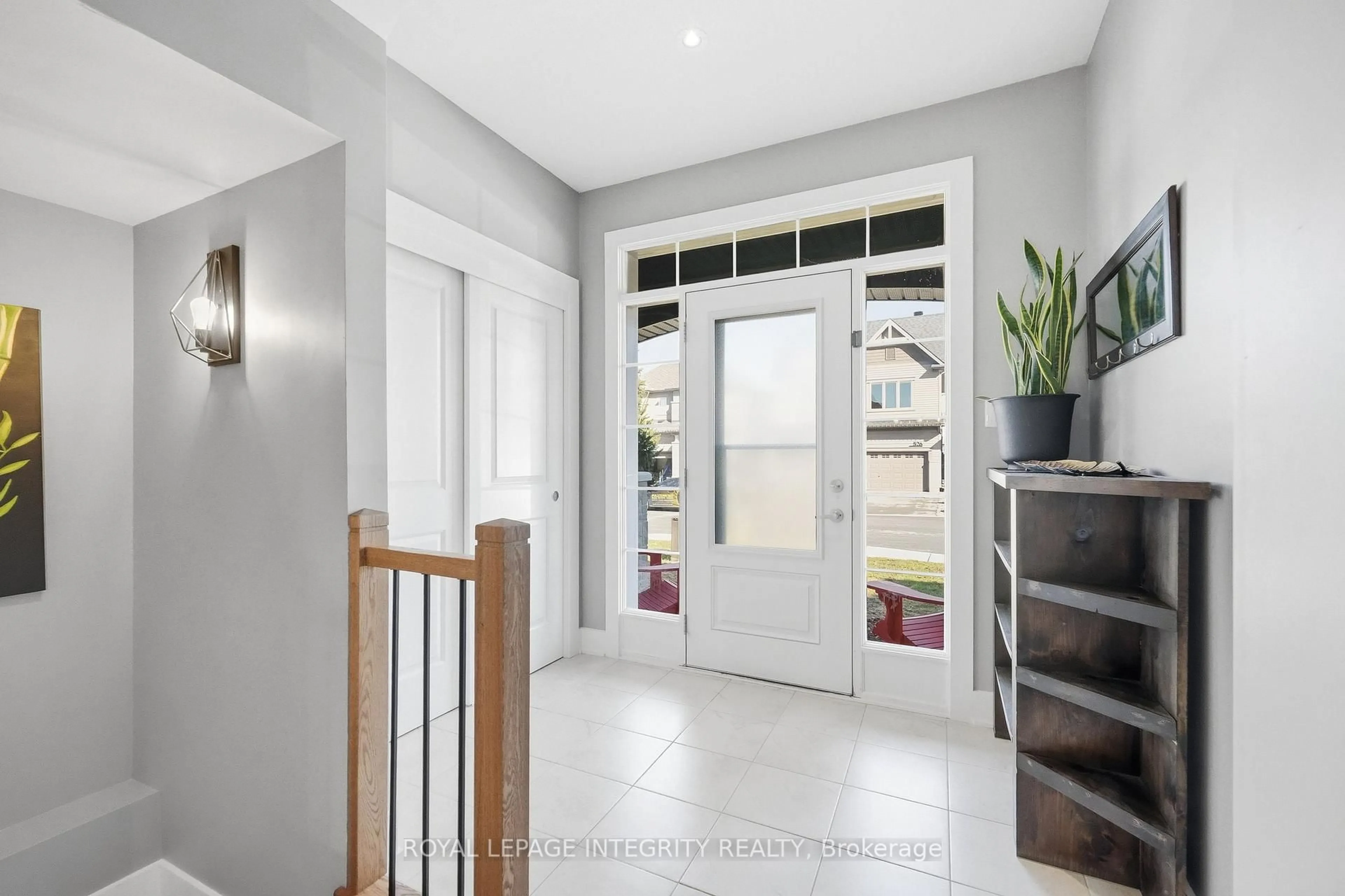 Indoor entryway for 525 Yellow Birch St, Orleans Ontario K1W 0J3