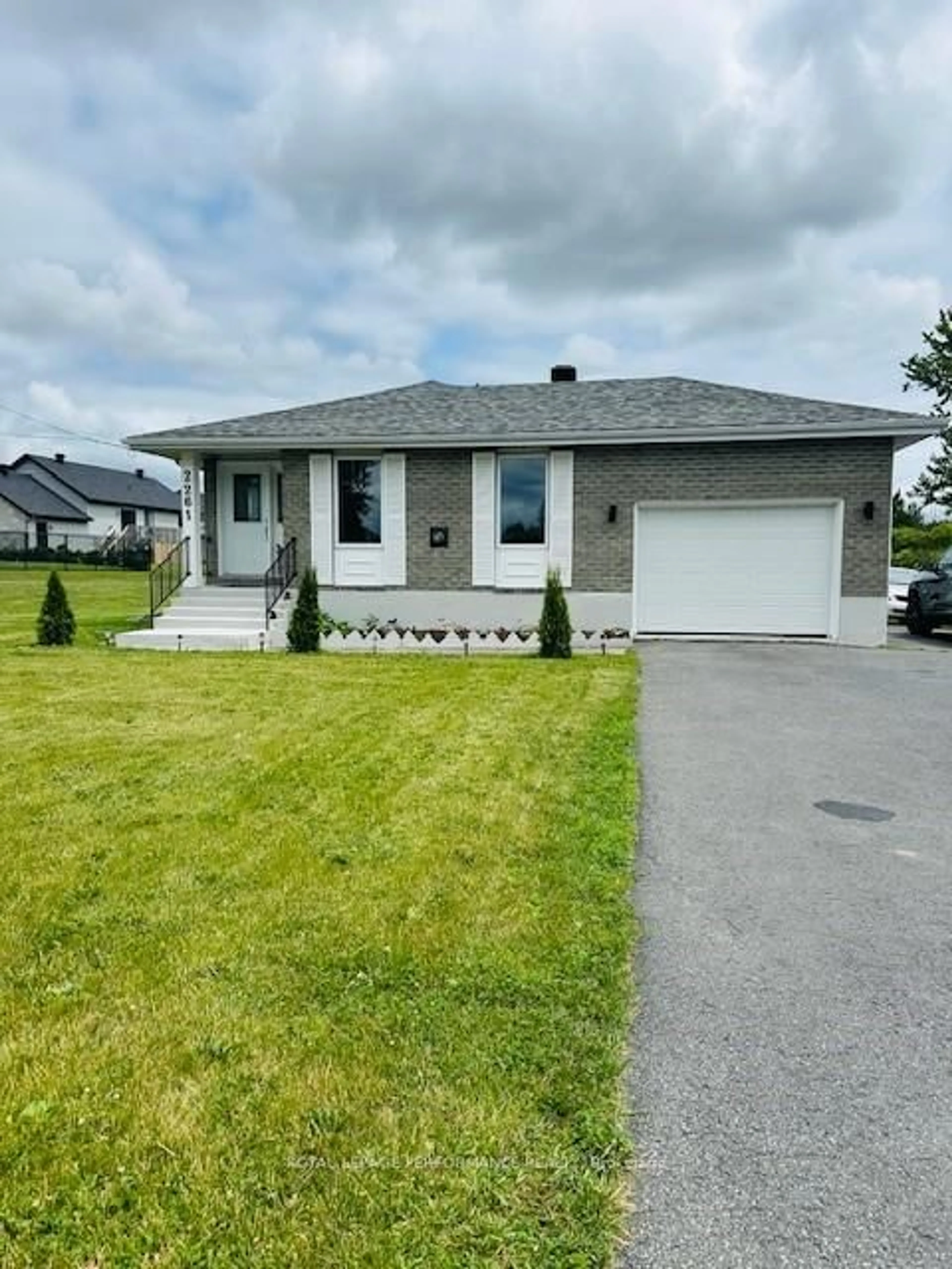 Unknown for 2261 Pitt St, Cornwall Ontario K6K 1A4